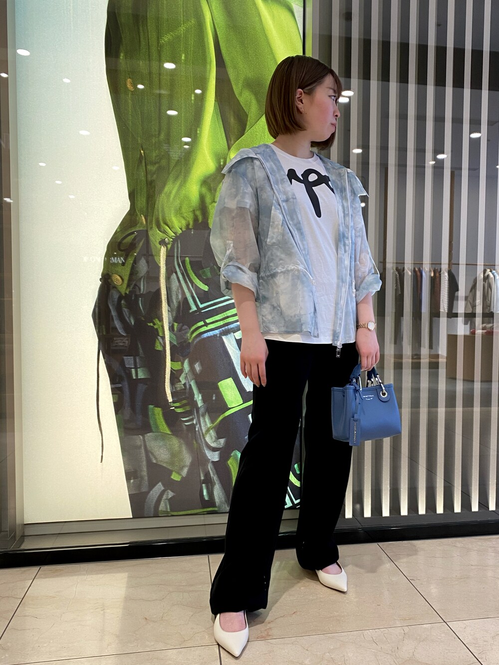 ブルー系のブルゾン、ホワイト系のTシャツ/カットソー、ブルー系のショルダーバッグを着用したレディースの春コーディネートの1枚目の写真