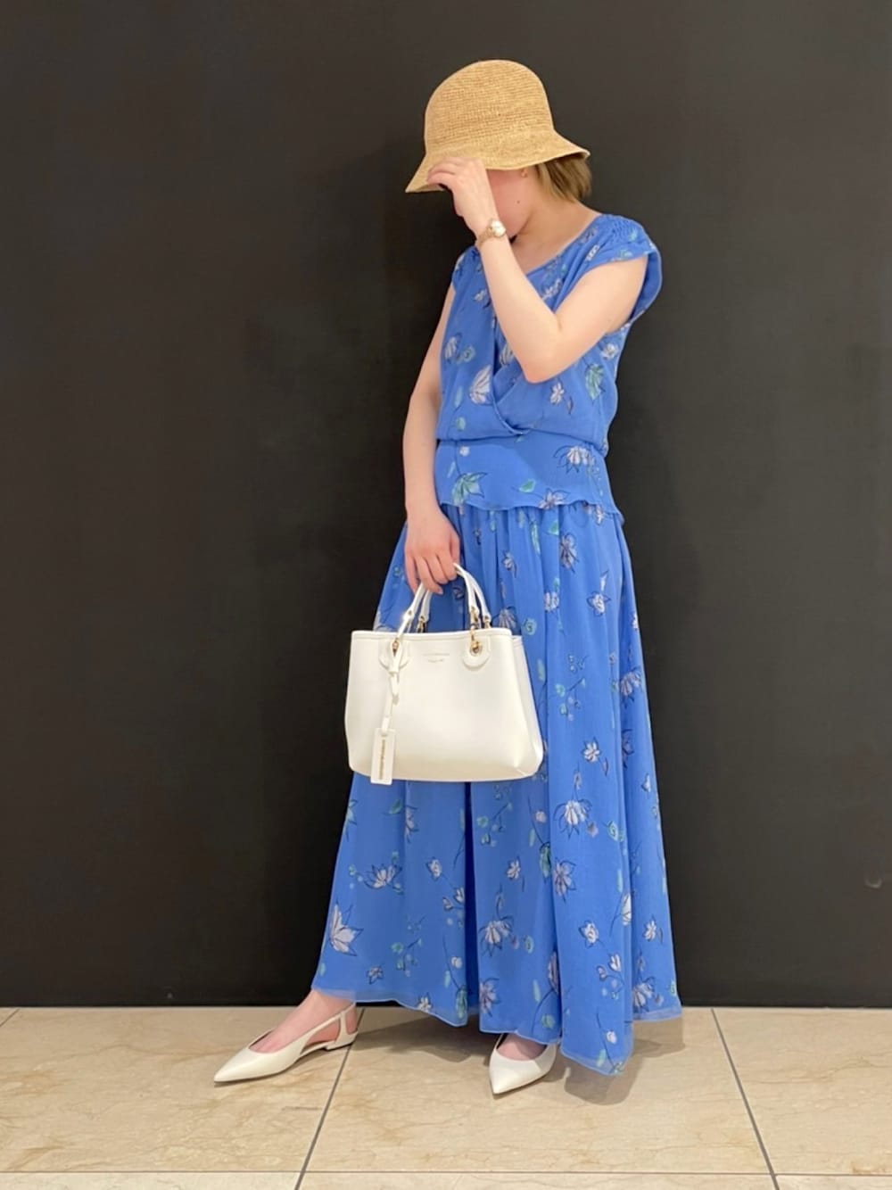 ブルー系のシャツ/ブラウス、ブルー系のワンピース/ドレス、ホワイト系のハンドバッグを着用したレディースの春コーディネートの1枚目の写真