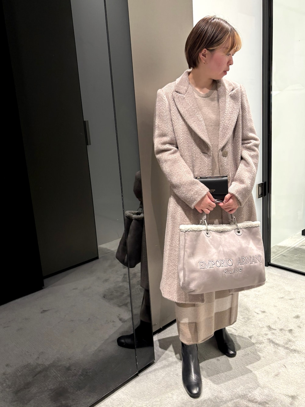 ベージュ系のワンピース/ドレス、ベージュ系のジャケット/アウター、ベージュ系のバッグを着用したレディースの秋コーディネートの1枚目の写真