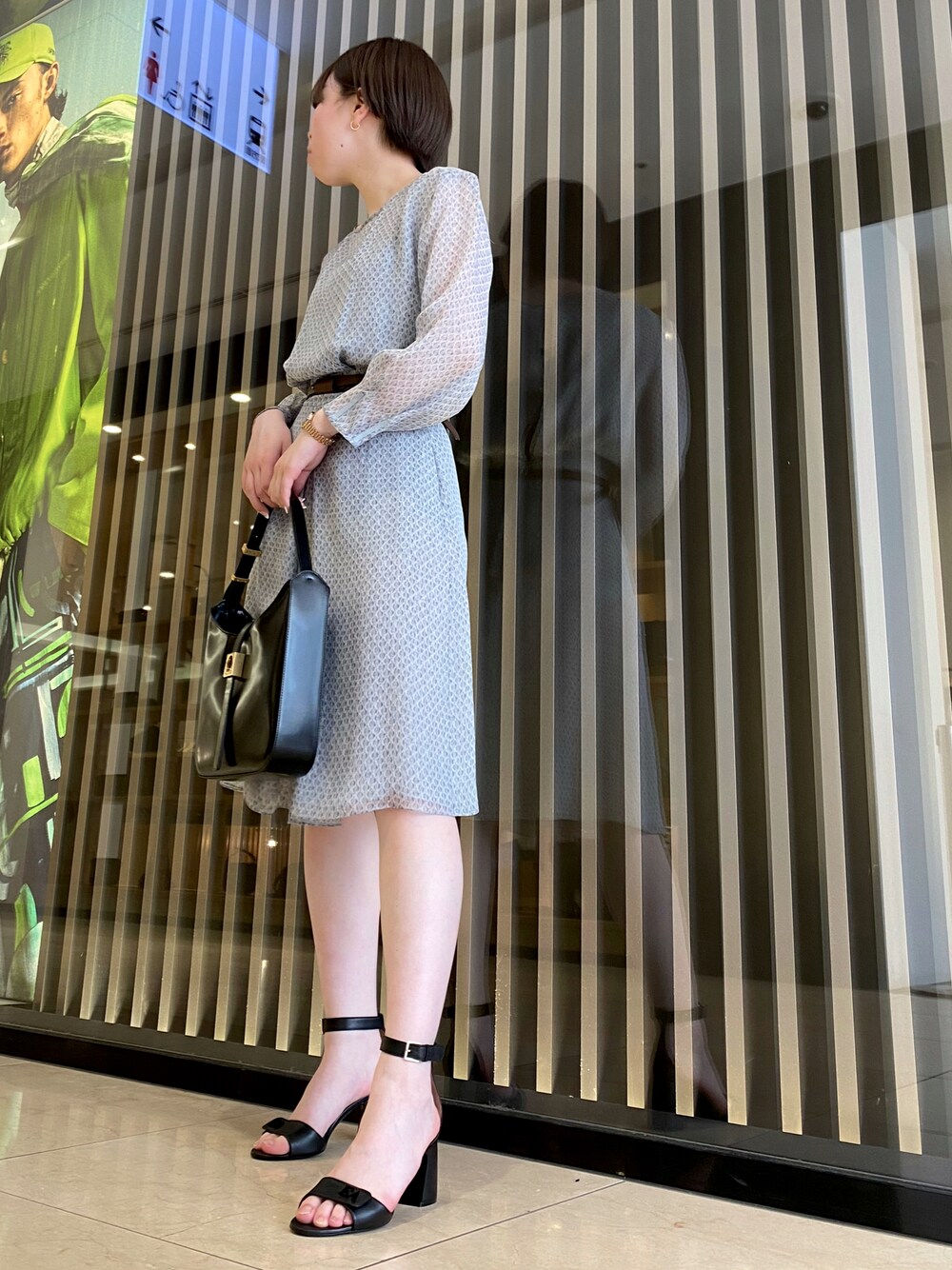 ブラック系のシューズ、ブラック系のバッグ、グレー系のワンピース/ドレスを着用したレディースの夏コーディネートの1枚目の写真