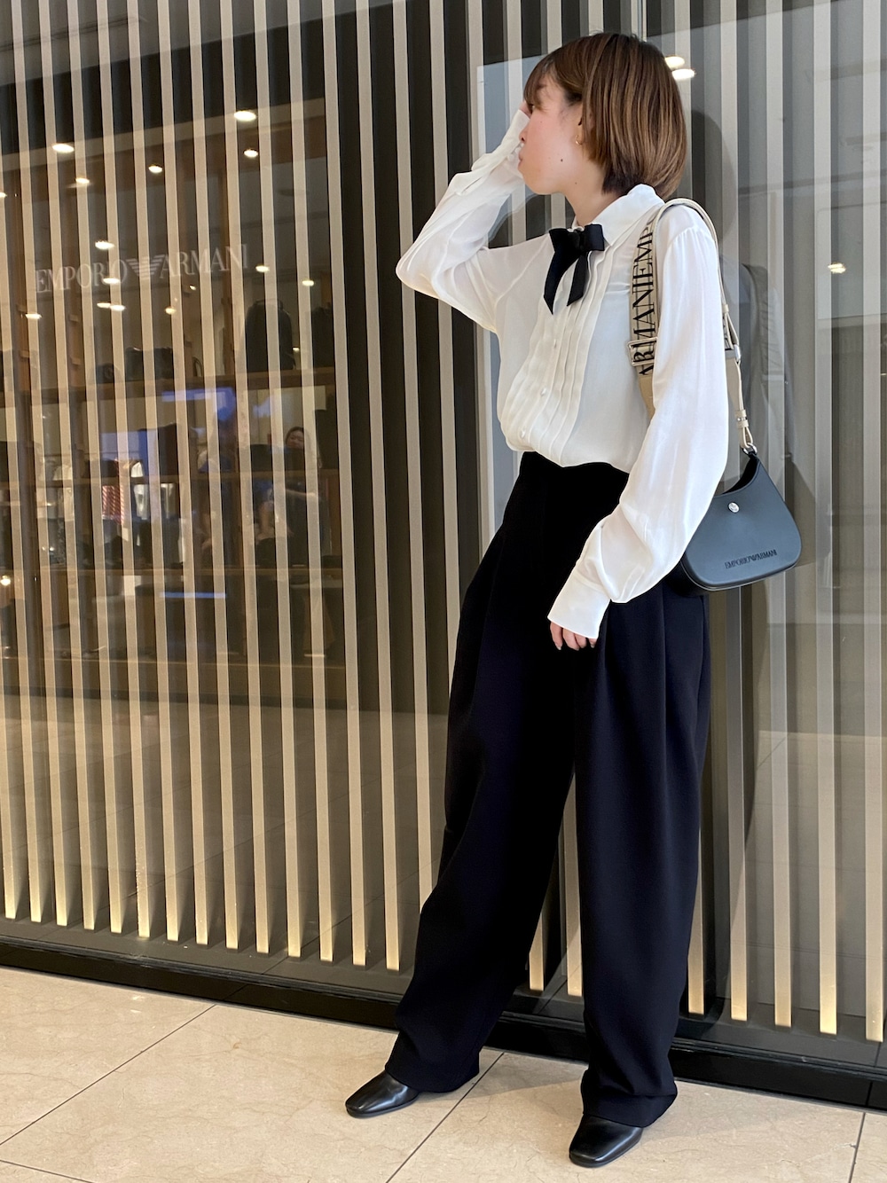 ホワイト系のシャツ/ブラウス、ブラック系のパンツ、ブラック系のブーツを着用したレディースの夏コーディネートの1枚目の写真