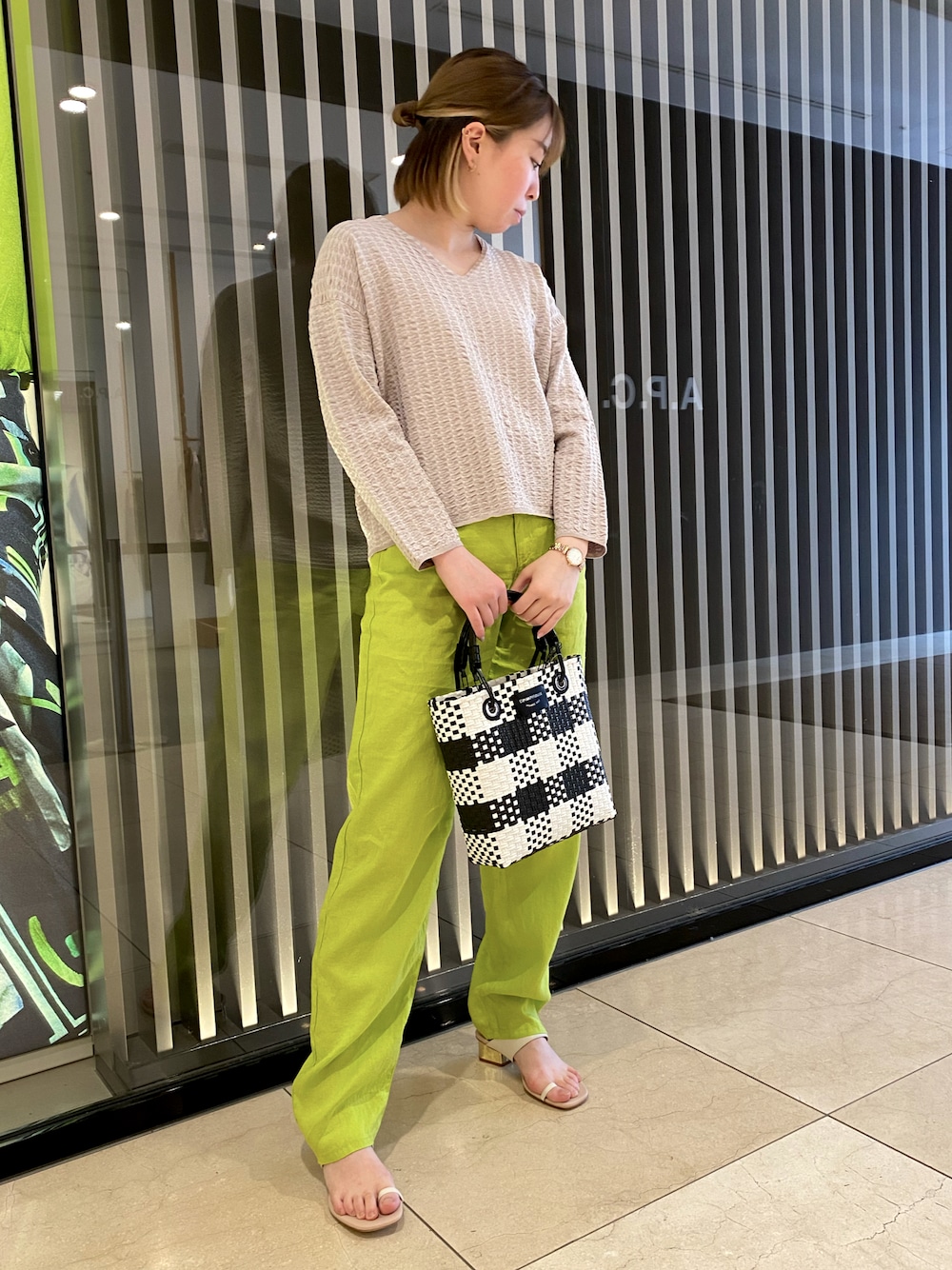 「EMPORIO ARMANI、エンポリオアルマーニ、低身長コーデ、夏コーデ、お出かけコーデ、大人カジュアル」｜「EMPORIO ARMANIのアイテム（ニット/セーター、ベージュ系）」を使った、まぉ☺︎さん（レディース・159cm）の夏コーディネートの1枚目の写真