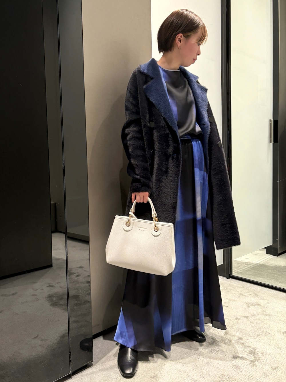「セットアップ、ワントーンコーデ、EMPORIO ARMANI、着回しコーデ、低身長コーデ、エンポリオアルマーニ、秋冬コーデ」｜「EMPORIO ARMANIの【エンポリオ アルマーニ】ブラウス サテン チェックプリント マルチカラーシェーディング（シャツ/ブラウス、ブルー系）」を使った、まぉ☺︎さん（レディース・159cm）の秋コーディネートの1枚目の写真