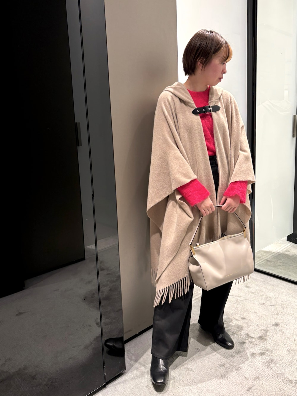 「EMPORIO ARMANI、エンポリオアルマーニ、着回しコーデ、秋冬コーデ、低身長コーデ、お出かけコーデ、オトナカジュアル、ポンチョ」｜「EMPORIO ARMANIの【エンポリオ アルマーニ】シームレスセーター アルパカ チェックモチーフ（ニット/セーター、レッド系）」を使った、まぉ☺︎さん（レディース・159cm）の秋コーディネートの1枚目の写真