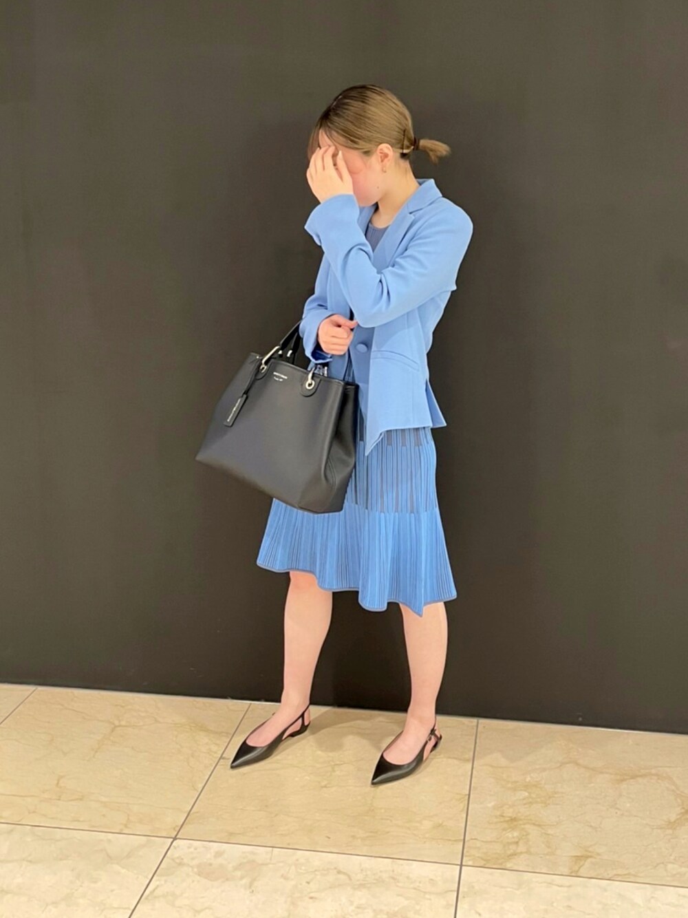 ブルー系のワンピース/ドレス、ブルー系のハンドバッグ、ブルー系のジャケット/アウターを着用したレディースの冬コーディネートの1枚目の写真