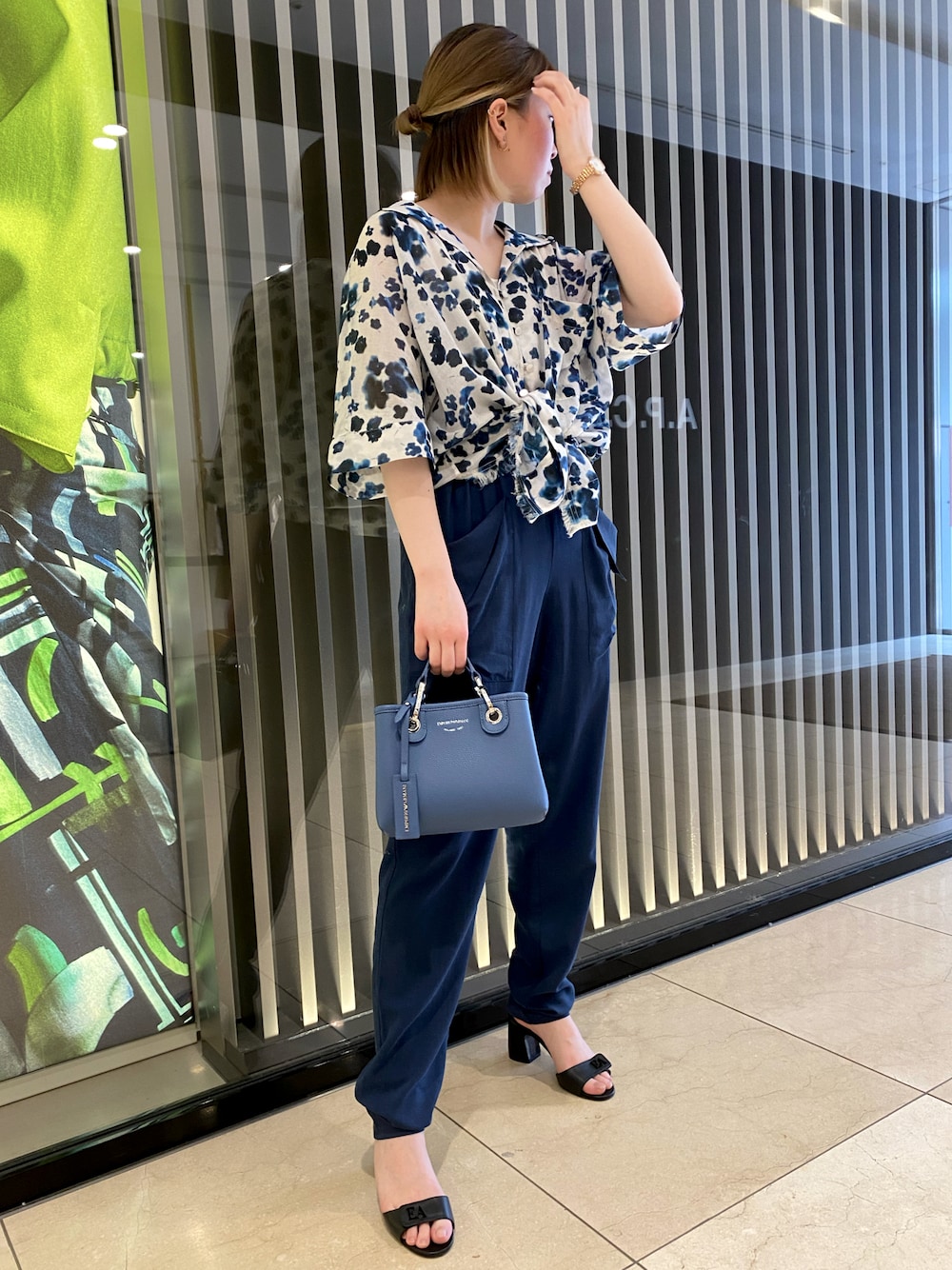 「EMPORIO ARMANI、エンポリオアルマーニ、カプセルコレクション、MARE、低身長コーデ、春夏コーデ、春コーデ、夏コーデ、大人カジュアル、休日コーデ」｜「EMPORIO ARMANIの【エンポリオ アルマーニ】マーレ カプセルコレクション オーバーサイズシャツ モスリン製 バティックフローラルプリント（シャツ/ブラウス、ホワイト系）」を使った、まぉ☺︎さん（レディース・159cm）の春コーディネートの1枚目の写真