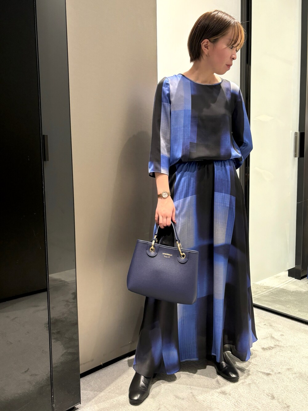 「EMPORIO ARMANI、エンポリオアルマーニ、着回しコーデ、秋冬コーデ、セットアップ、ワントーンコーデ、低身長コーデ」｜「EMPORIO ARMANIの【エンポリオ アルマーニ】ブラウス サテン チェックプリント マルチカラーシェーディング（シャツ/ブラウス、ブルー系）」を使った、まぉ☺︎さん（レディース・159cm）の秋コーディネートの1枚目の写真
