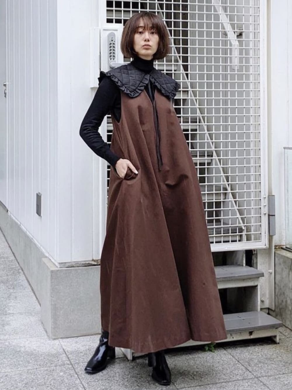 ブラウン系のサロペット/オーバーオールを着用したレディースの冬コーディネートの1枚目の写真