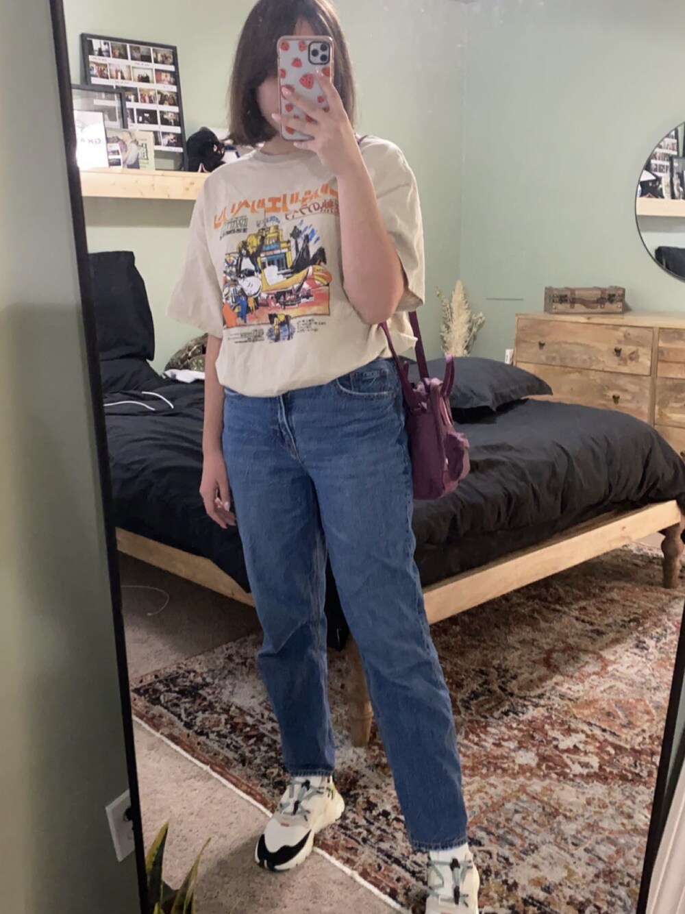 「90's」｜「URBAN OUTFITTERSのアイテム（Tシャツ/カットソー、ベージュ系）」を使った、Ashlynさん（レディース・165cm）の冬コーディネートの1枚目の写真