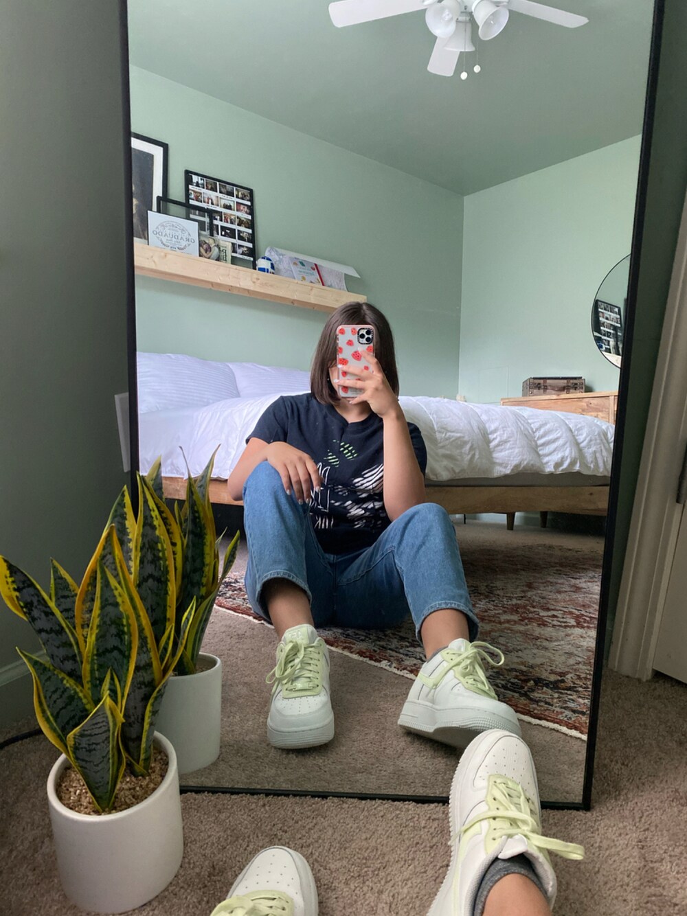 「Boyfriend Jeans」｜「AIR JORDANのアイテム（スニーカー、ホワイト系）」を使った、Ashlynさん（レディース・165cm）の秋コーディネートの1枚目の写真