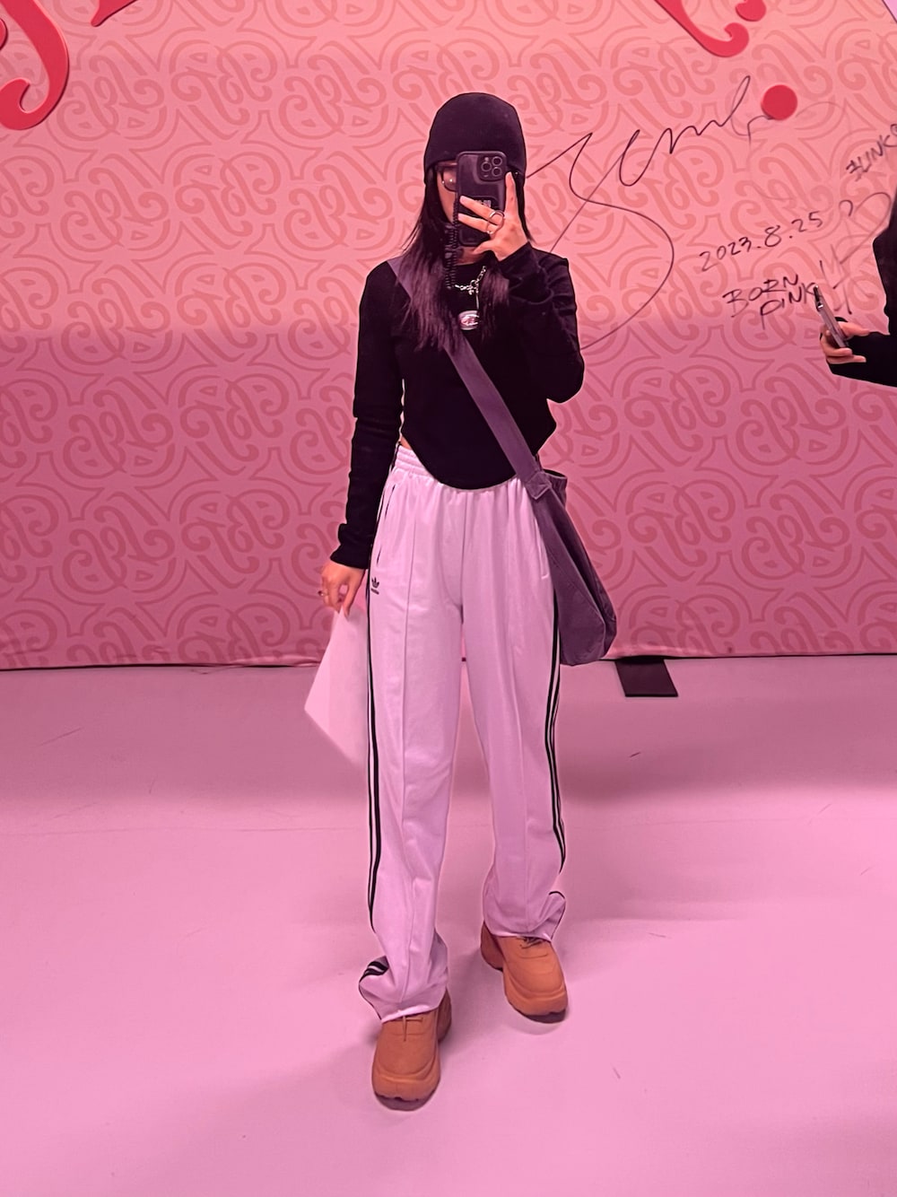 「ファッションを楽しもう、ストリート、スニーカー、モノトーン、モード、ストリートMIX、カジュアル、ロングスリーブ、トラックパンツ、ジャージ、シンプル、ビーニー、ニット帽、プチプラ、韓国ファッション」｜「WEGOのWEGO/カラーシングルワッチ（ニットキャップ/ビーニー、ブラック系）」を使った、skmtmloさん（レディース・159cm）の秋コーディネートの1枚目の写真