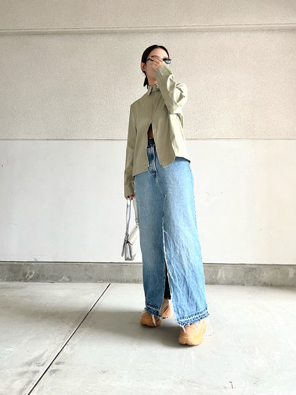 「春服、カジュアル、休日コーデ、シンプル、ストリート、ストリートMIX、韓国ファッション、春コーデ、プチプラ、ロングスカート、デニムスカート、スカートスタイル、スニーカー、カーキ、大人カジュアル」｜「ZARAのアイテム（スカート、ブルー系）」を使った、skmtmloさん（レディース・159cm）の春コーディネートの1枚目の写真