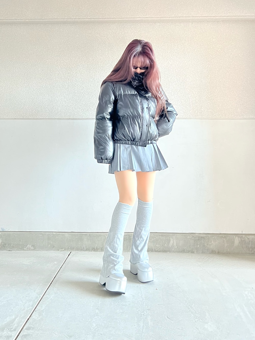 「春服デビュー宣言、プチプラ、春服、春コーデ、ダウンジャケット、プリーツスカート、グレー、レッグウォーマー、厚底シューズ、あったかコーデ、シンプル、韓国ファッション、きれいめカジュアル、スカート、スカートスタイル」｜「SHEINのアイテム（ブーツ、シルバー系）」を使った、skmtmloさん（レディース・159cm）の春コーディネートの1枚目の写真