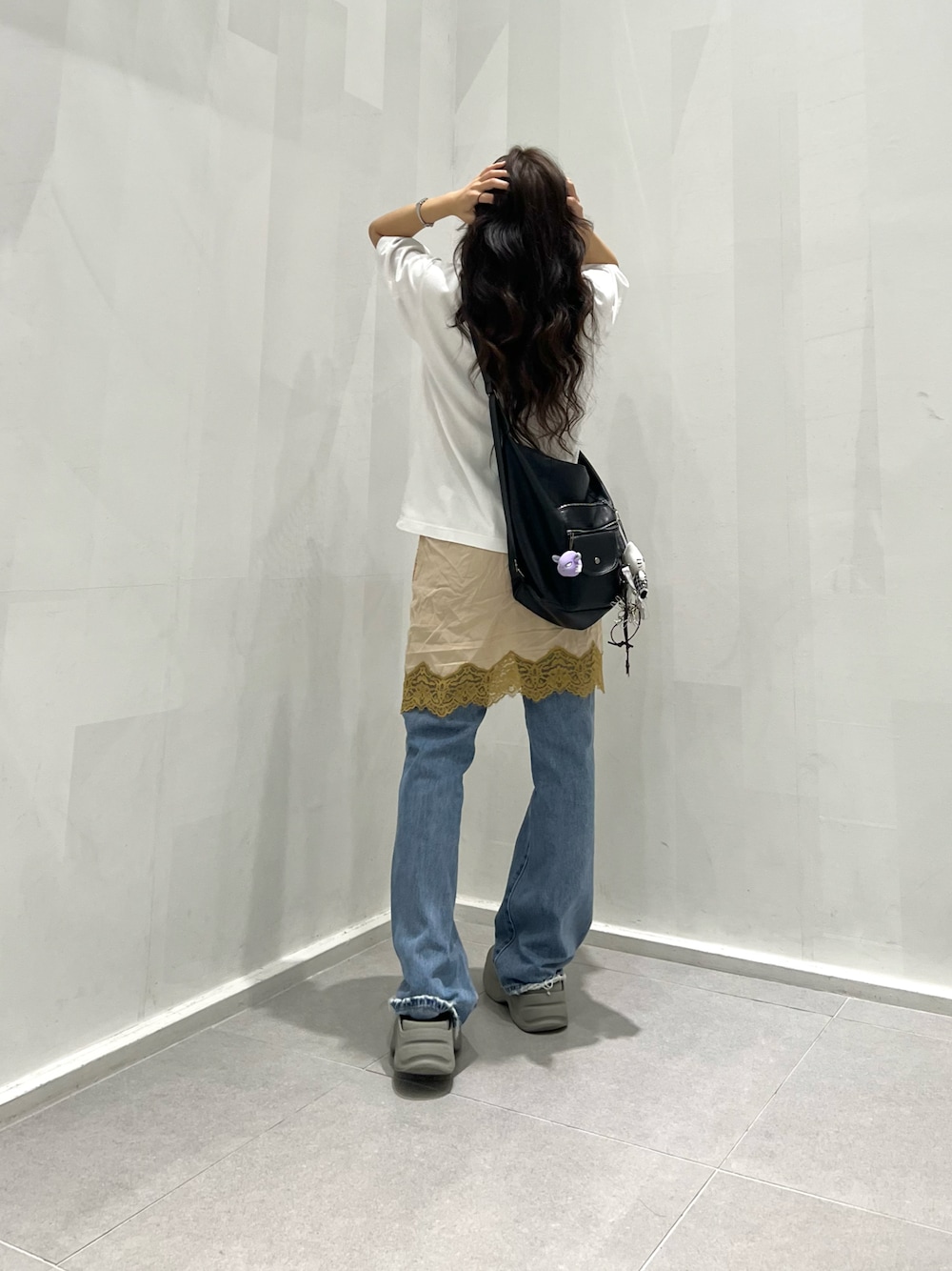 「秋服準備はじめました、古着MIX、お出かけコーデ、大人かわいい、レース、スカート、スカートパンツ、デニム、デニムパンツ、白Tシャツ、Tシャツ、レイヤードスタイル、ストリート、カジュアル、ショルダーバッグ」｜「Naughty dogの【Naughty Dog】ストレートフレアデニム（デニムパンツ、ブルー系）」を使った、skmtmloさん（レディース・159cm）の夏コーディネートの1枚目の写真