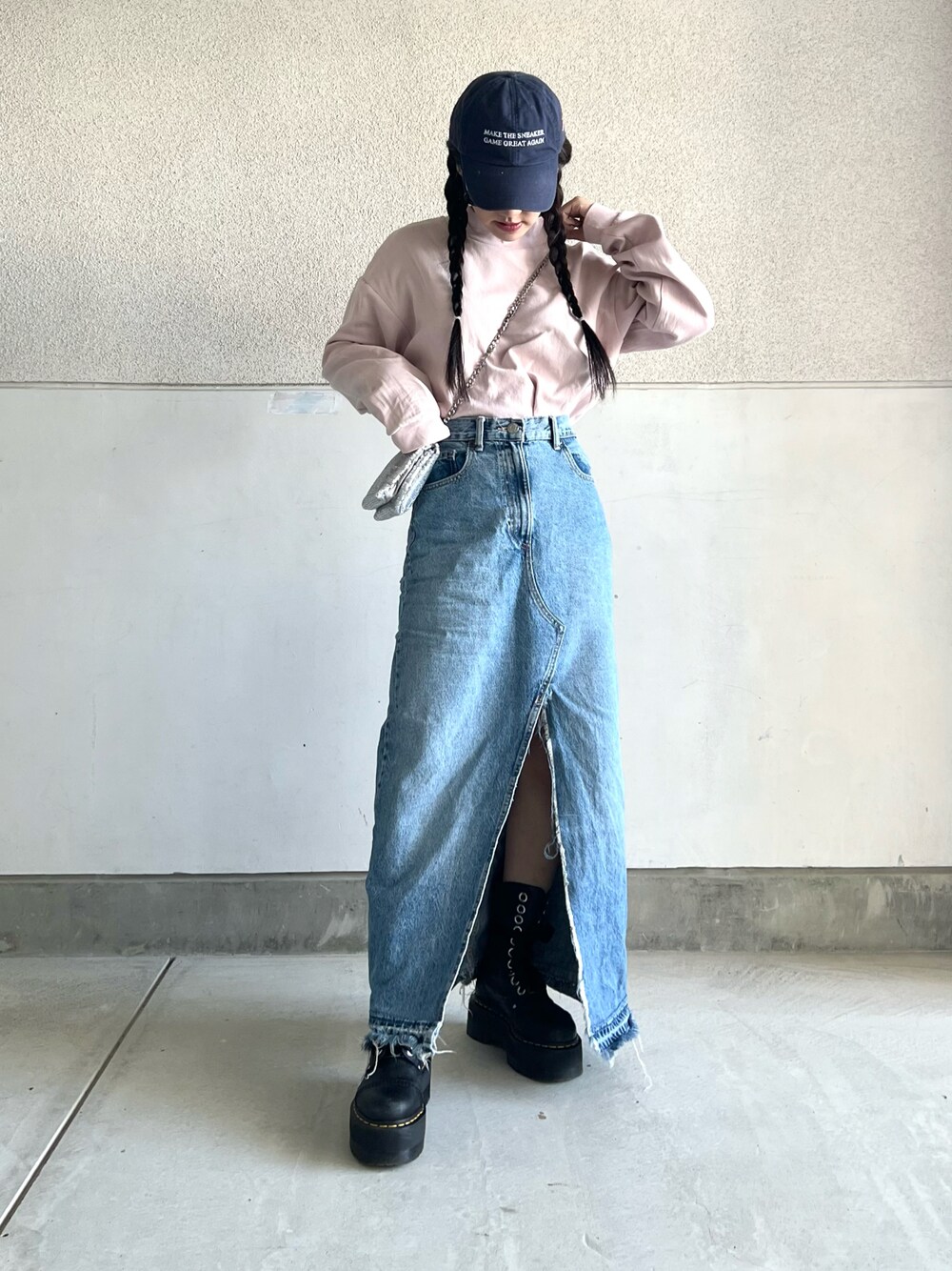 「今日のコスメと服、キャップ、ピンクメイク、カラーコーデ、春コーデ、おでかけコーデ、ロングスカート、デニムスカート、ロンT、ストリートMIX、スポーツミックス、Dr.Martens、シンプル、きれいめカジュアル、ショルダーバッグ」｜「Dr. MartensのAIRWAIR JADON MAX 8 EYE BOOT 25566001 BLACK（ブーツ、ブラック系）」を使った、skmtmloさん（レディース・159cm）の春コーディネートの1枚目の写真