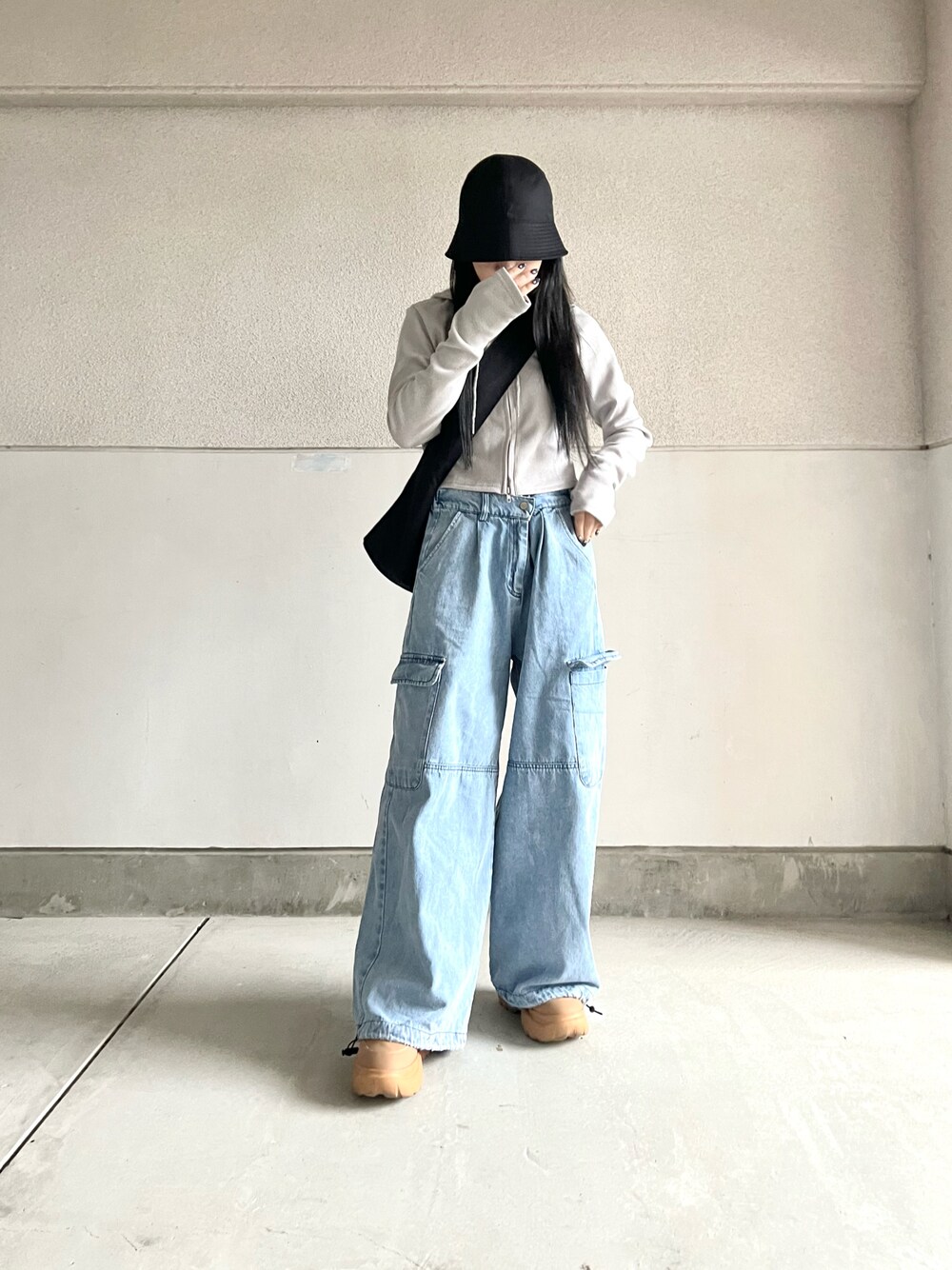 「大人カジュアル、シンプル、プチプラ、カーゴパンツ、デニム、パーカー、バケットハット、シンプルコーデ、スニーカー、ハット、ストリート、スポーツミックス、ビッグシルエット、ストリートMIX、デニムパンツ」｜「LSMRのLSMR レスモア レディース 厚底スニーカー 122220（スニーカー、イエロー系）」を使った、skmtmloさん（レディース・159cm）の春コーディネートの1枚目の写真