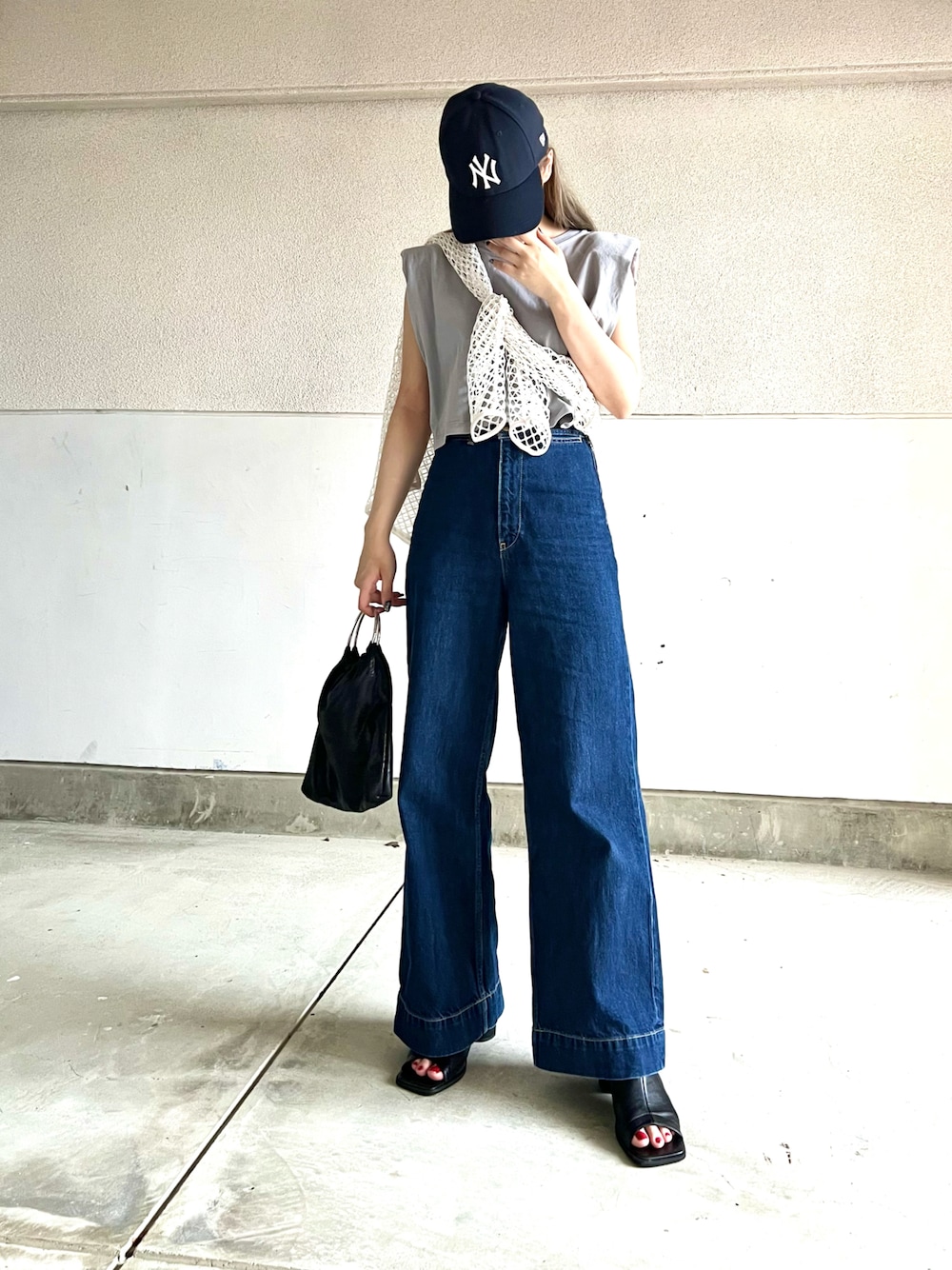 ブルー系のデニムパンツ、ホワイト系のTシャツ/カットソー、グレー系のTシャツ/カットソーを着用したレディースの夏コーディネートの1枚目の写真