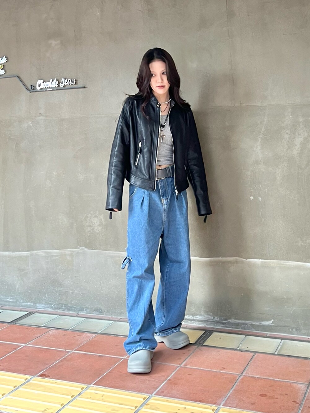 「真冬のあったかスタイル、レザージャケット、レザー、グレー、ストリート、古着MIX、古着、デニム、カーゴパンツ、カジュアル、ストリートMIX、メンズライク、韓国ファッション、シンプル、ビッグシルエット」｜「neosの【neos -addictive design-】ルーズシルエット バルーン デニム ペインター ワイドパンツ（デニムパンツ、ブルー系）」を使った、skmtmloさん（レディース・159cm）の冬コーディネートの1枚目の写真