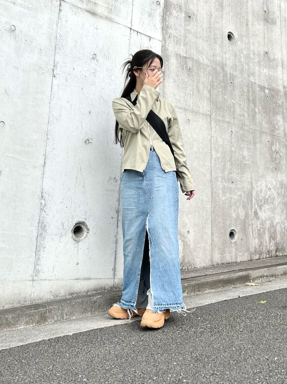 「いまどきジャケット写真、春コーデ、カジュアル、古着MIX、ジャケット、シンプル、古着、デニム、デニムスカート、ロングスカート、スカートスタイル、韓国ファッション、ストリート、ストリートMIX、カジュアルコーデ」｜「LSMRのLSMR レスモア レディース 厚底スニーカー 122220（スニーカー、イエロー系）」を使った、skmtmloさん（レディース・159cm）の春コーディネートの1枚目の写真