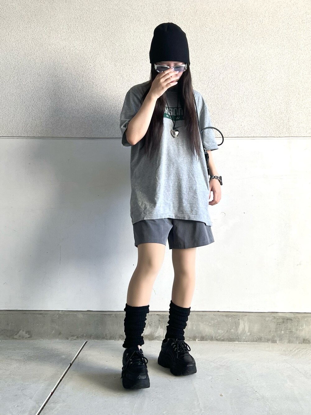 「このスタイルがお気に入り、今日のコスメと服、夏だ！Tシャツ着よう！、ビッグT、オーバーサイズ、ショートパンツ、ニット帽、レッグウォーマー、ビーニー、ストリート、ゆるコーデ、夏コーデ、ロゴT、古着MIX、メンズライク」｜「SpRayの【WEB限定】厚底スニーカー（スニーカー、ブラック系）」を使った、skmtmloさん（レディース・159cm）の夏コーディネートの1枚目の写真