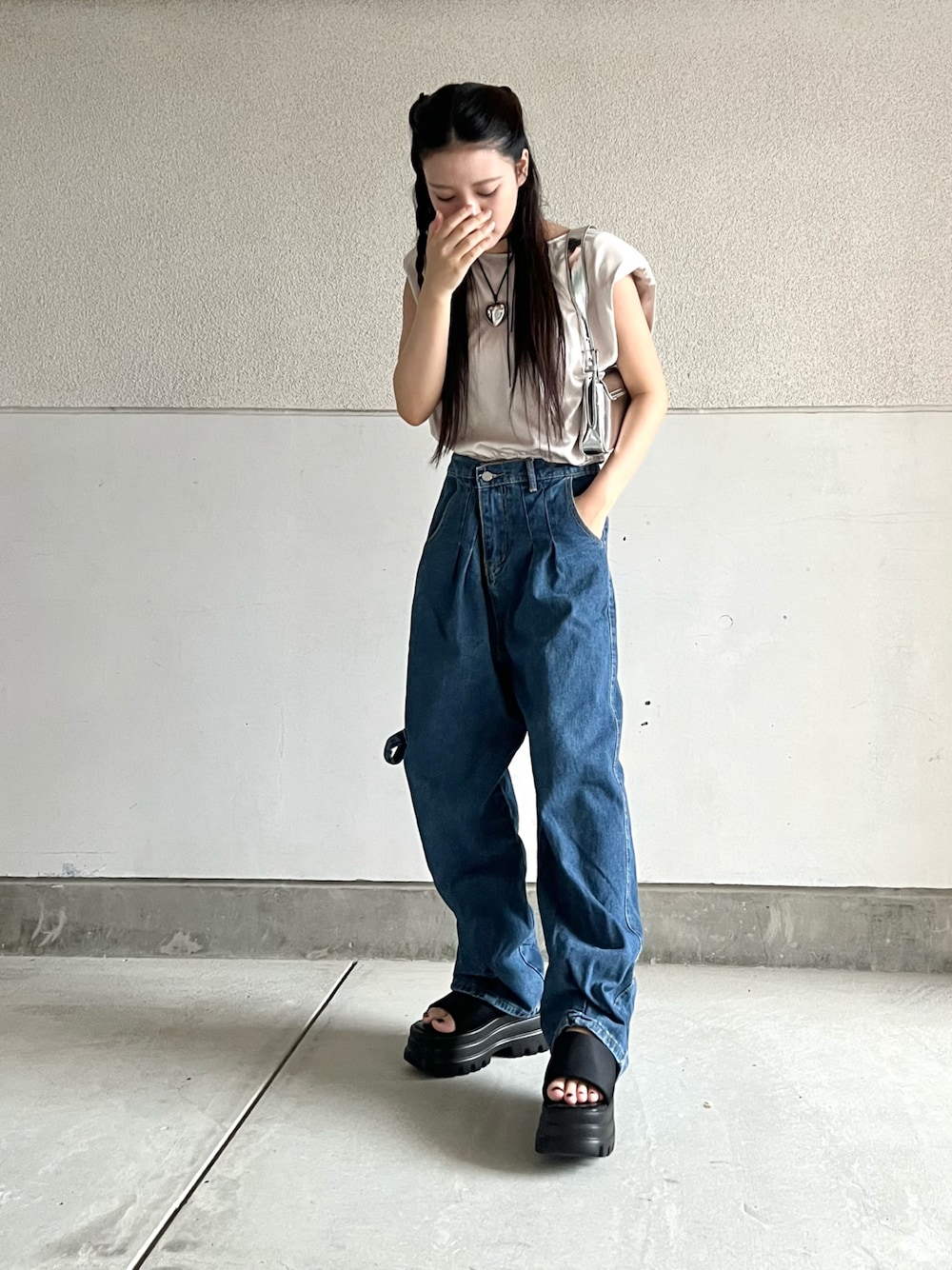 「夏のコスメと服、初夏コーデ、WEARyouthコーデ、タンクトップ、デニム、ジーンズ、韓国ファッション、厚底サンダル、サテン、チョーカー、夏コーデ、ストリート、大人カジュアル、プチプラ、フェスコーデ」｜「neosの【neos -addictive design-】ルーズシルエット バルーン デニム ペインター ワイドパンツ（デニムパンツ、ブルー系）」を使った、skmtmloさん（レディース・159cm）の春コーディネートの1枚目の写真