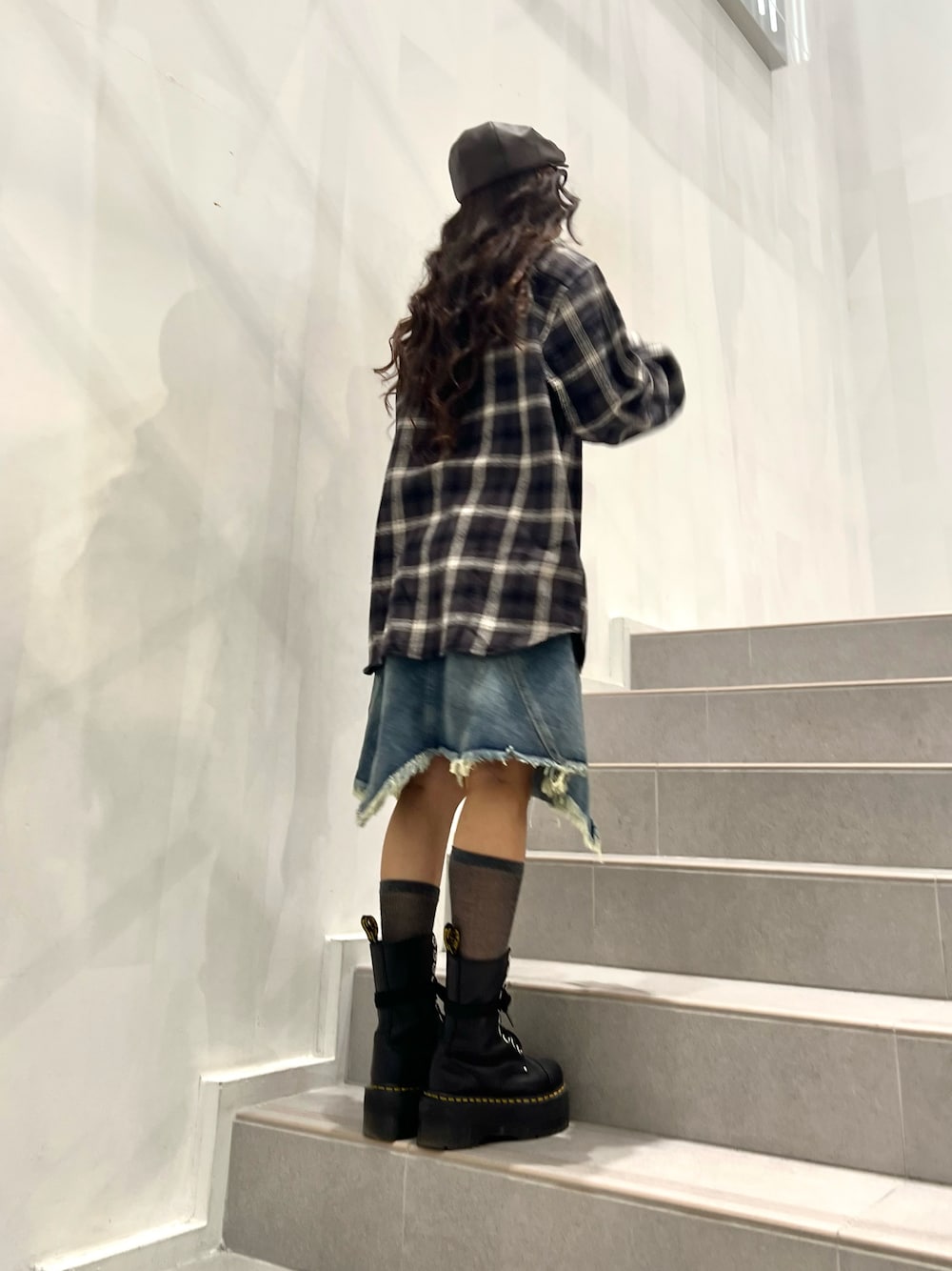 「今日のコーデ、シャツスタイル、プチプラ、チェック、春コーデ、チェックシャツ、古着MIX、カジュアル、シンプルコーデ、デニムスカート、ハンチング、古着、メンズライク、ビッグシルエット、ストリート」｜「Dr. MartensのAIRWAIR JADON MAX 8 EYE BOOT 25566001 BLACK（ブーツ、ブラック系）」を使った、skmtmloさん（レディース・159cm）の春コーディネートの1枚目の写真