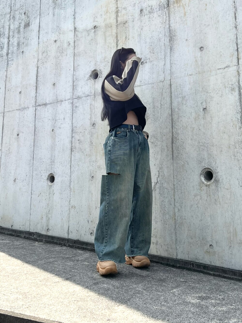 「春服コーデ、デニム、デニムパンツ、ショート丈トップス、スウェット、スニーカー、ストリート、ストリートMIX、大人カジュアル、春コーデ、韓国ファッション、ワイドパンツ、ビッグシルエット、オーバーサイズ、プチプラ」｜「LSMRのLSMR レスモア レディース 厚底スニーカー 122220（スニーカー、イエロー系）」を使った、skmtmloさん（レディース・159cm）の春コーディネートの1枚目の写真