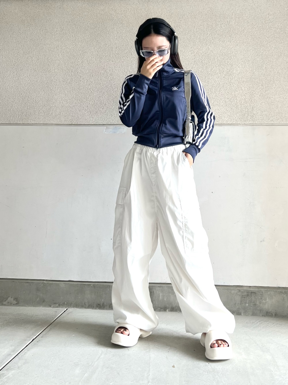 ホワイト系のその他パンツ、ブルー系のジャージ、ホワイト系のサンダルを着用したレディースの夏コーディネートの1枚目の写真