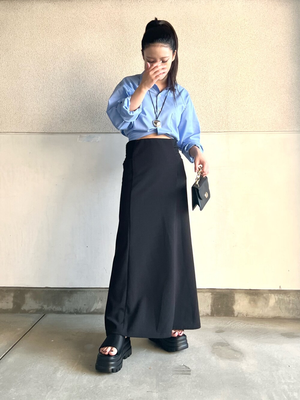 「WEARyouthコーデ、初夏コーデ、シャツスタイル、オフィスカジュアル、ロングスカート、夏のコスメと服、ブルー、カラーシャツ、シャツコーデ、シンプル、スカート、赤リップ、韓国ファッション、サンダル、ハンドバッグ」｜「banadaの【rom&nd/ロムアンド】 ゼロベルベットティント 25色 韓国コスメ（口紅/リップティント/グロス、その他）」を使った、skmtmloさん（レディース・159cm）の夏コーディネートの1枚目の写真