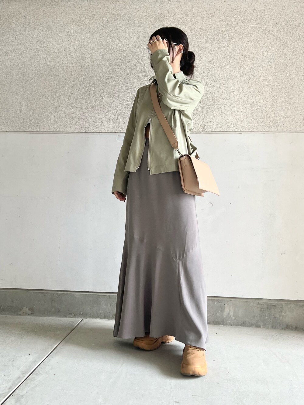 「今日のコスメと服、カジュアル、韓国ファッション、シンプル、y2k、春夏コーデ、ロングスカート、スカートスタイル、ジャケット、プチプラ、アースカラー、ショルダーバッグ、大人カジュアル、スニーカー、ストリートMIX」｜「LSMRのLSMR レスモア レディース 厚底スニーカー 122220（スニーカー、イエロー系）」を使った、skmtmloさん（レディース・159cm）の春コーディネートの1枚目の写真