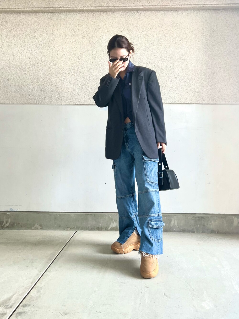 「春服デビュー宣言、大人カジュアル、パンツスタイル、デニム、スポーツミックス、メンズライク、きれいめカジュアル、スニーカー、カーゴパンツ、ジャケット、オーバーサイズ、ストリート、韓国ファッション、レイヤードスタイル、トラックジャケット」｜「ZARAのアイテム（デニムパンツ、ブルー系）」を使った、skmtmloさん（レディース・159cm）の春コーディネートの1枚目の写真
