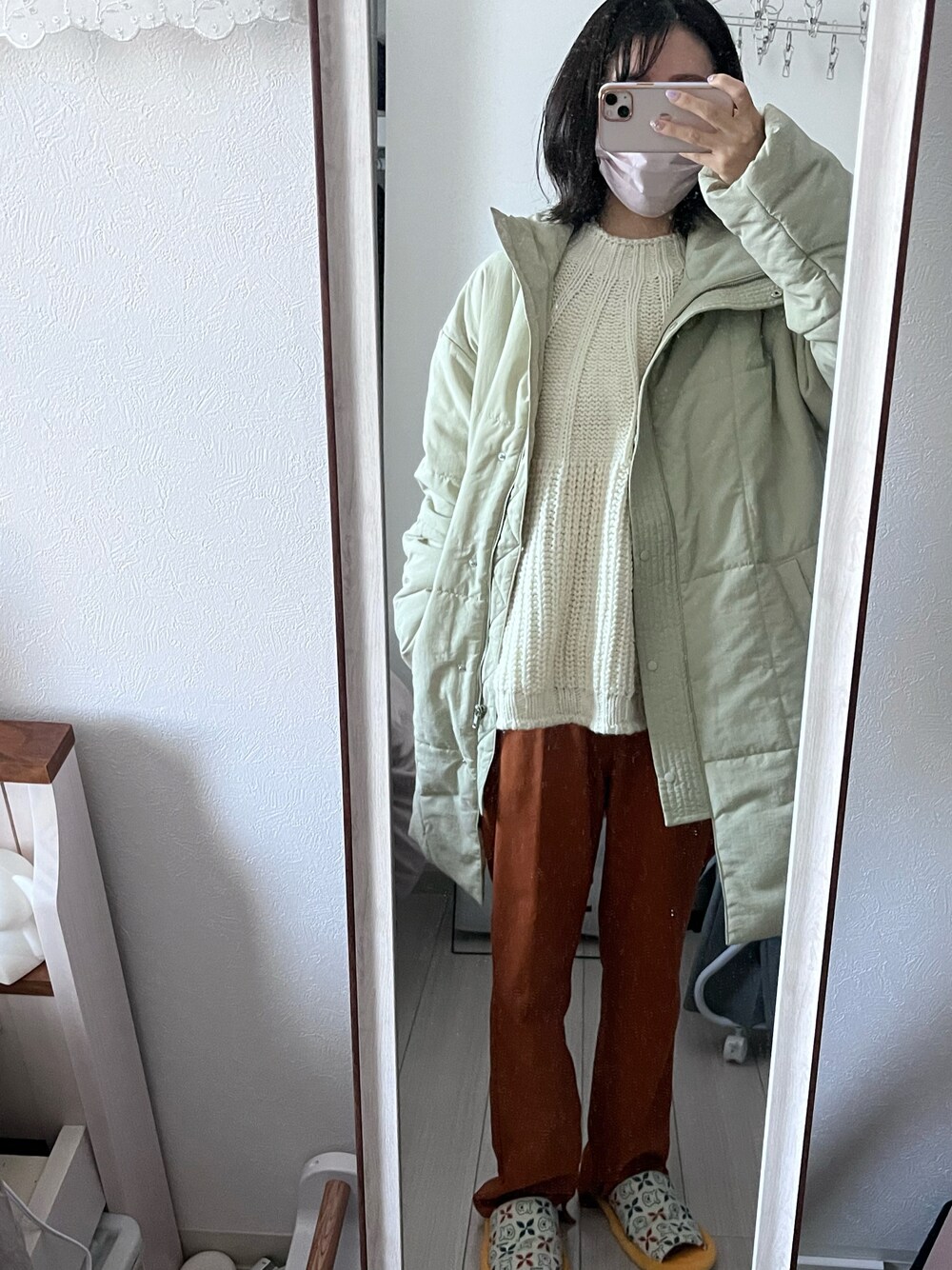 「Kastaneの【新色追加】ハイウエストイージースリムスラックスパンツ（スラックス、オレンジ系）」を使った、ぴょんぴょょさん（レディース・154cm）の冬コーディネートの1枚目の写真