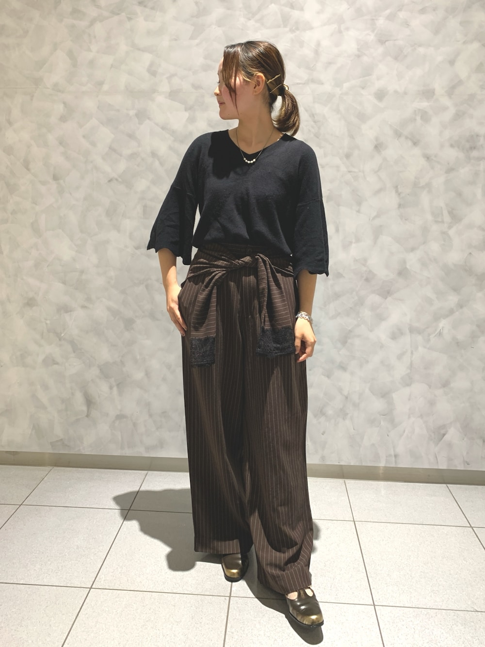 ブラウン系のパンツ、ブラウン系のパンプスを着用したレディースの秋コーディネートの1枚目の写真
