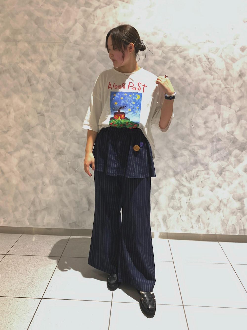 ブラック系のパンプス、ブルー系のパンツ、ホワイト系のTシャツ/カットソーを着用したレディースの夏コーディネートの1枚目の写真
