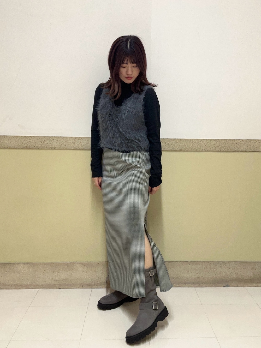 グレー系のブーツを着用したレディースの秋コーディネートの1枚目の写真