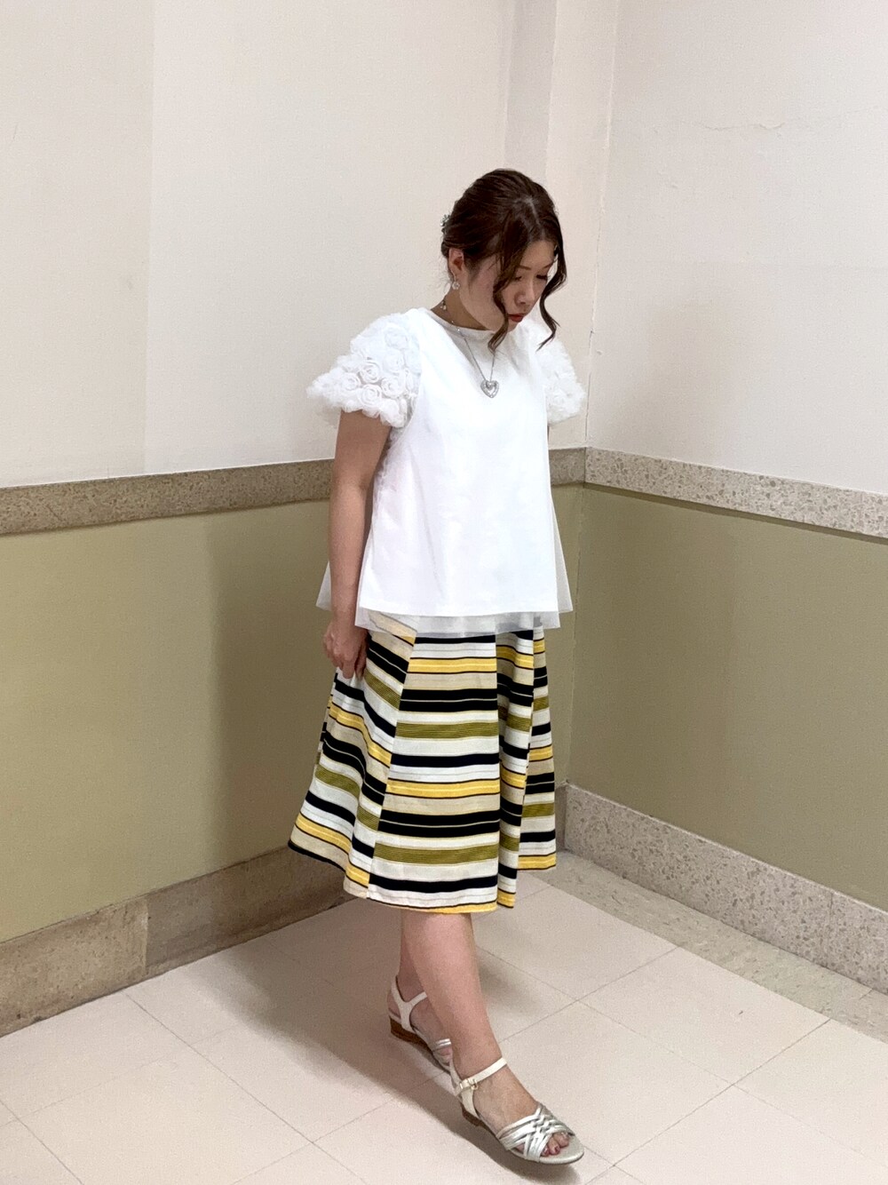 シルバー系のサンダルを着用したレディースの夏コーディネートの1枚目の写真