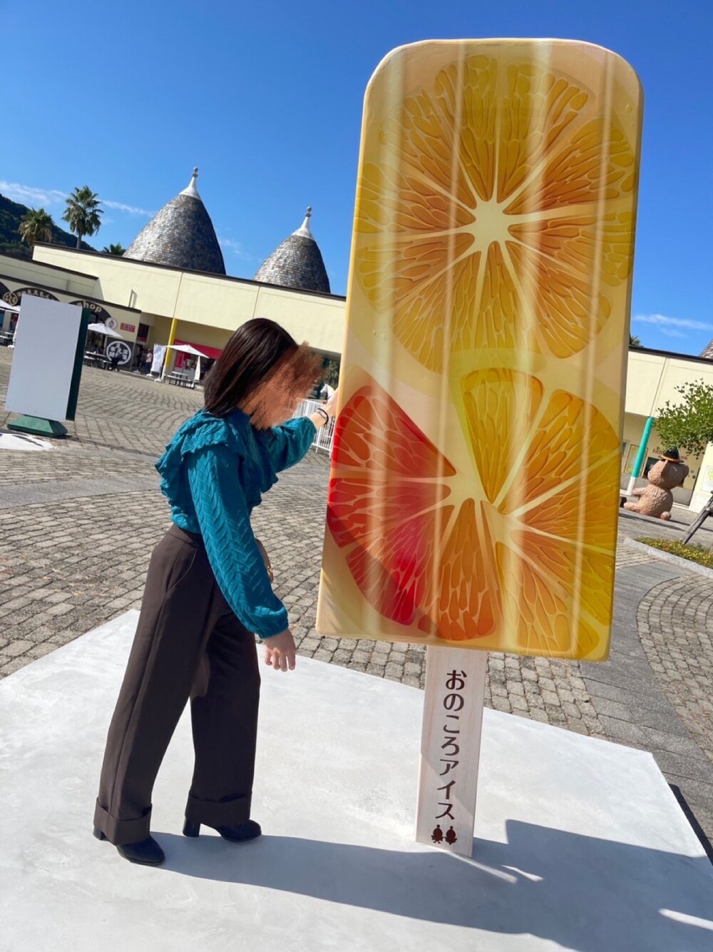 ブルー系のシャツ/ブラウス、ブラウン系のスラックスを着用したレディースの秋コーディネートの1枚目の写真