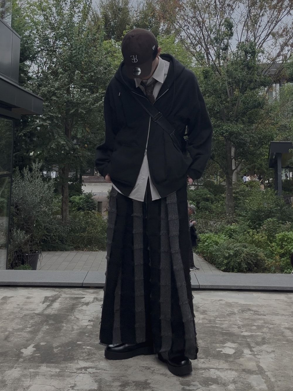 「最近のいい感じコーデ、秋冬コーデ、モノトーンコーデ、モード、シャツ、ネクタイ、パーカー、キャップ、remer、CASPER JOHN、NEW ERA」｜「remerの【remer × NEWERA】9TWENTY ニューエラコラボキャップ（キャップ、ブラウン系）」を使った、恂さん（骨格ストレート・メンズ・184cm）の秋コーディネートの1枚目の写真