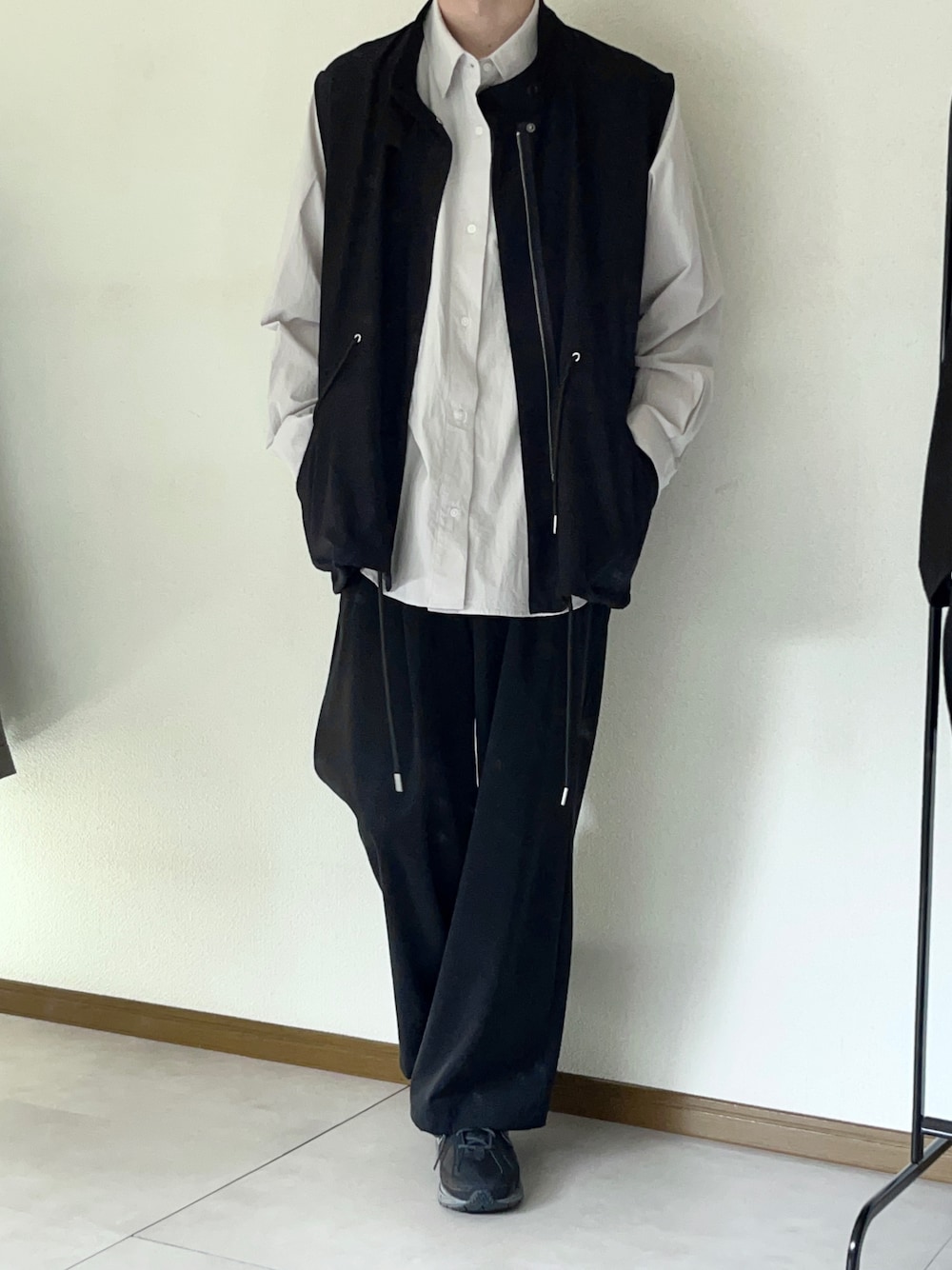 「秋コーデ、シンプルスタイル、キレイめ、モノトーン、秋服準備はじめました、remer、ニューバランス、ベスト、ミリタリー」｜「INTER FACTORYのファッションインフルエンサー yuuki - High neck military vest / ハイネックミリタリーベスト　made in INTER FACTORY（ベスト、ブラック系）」を使った、恂さん（メンズ・184cm）の秋コーディネートの1枚目の写真