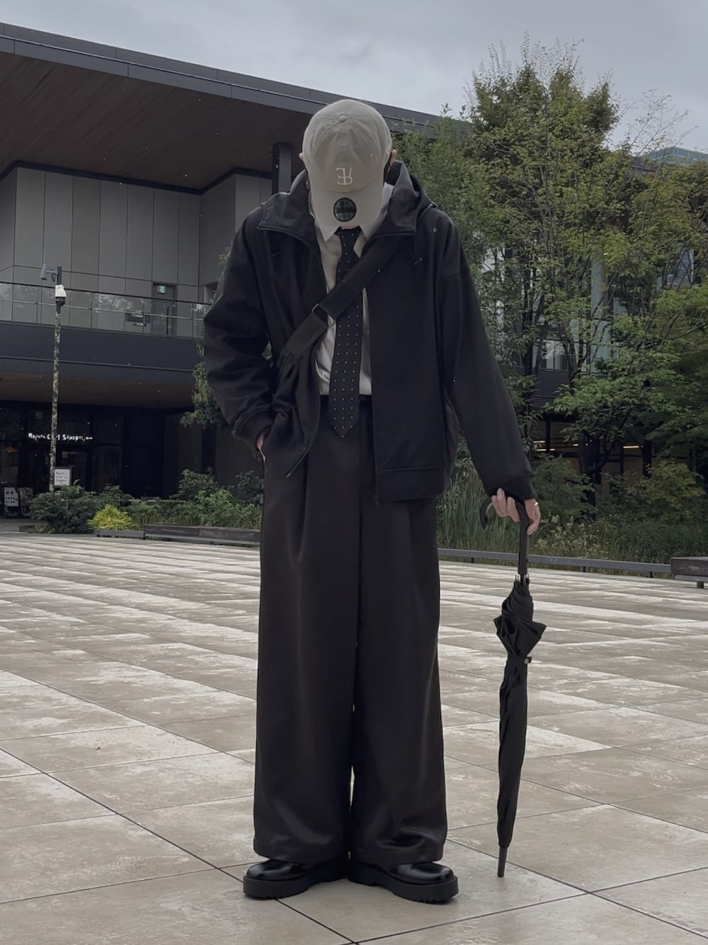 「秋っぽコーデ更新中、きれいめカジュアル、モノトーン、remer、CASPER JOHN、シャツ、ネクタイ、スラックス、革靴、タックイン、キャップ、パーカー」｜「CASPER JOHNのProtect town parker/プロテクトタウンパーカー（パーカー、ブラック系）」を使った、恂さん（メンズ・184cm）の秋コーディネートの1枚目の写真