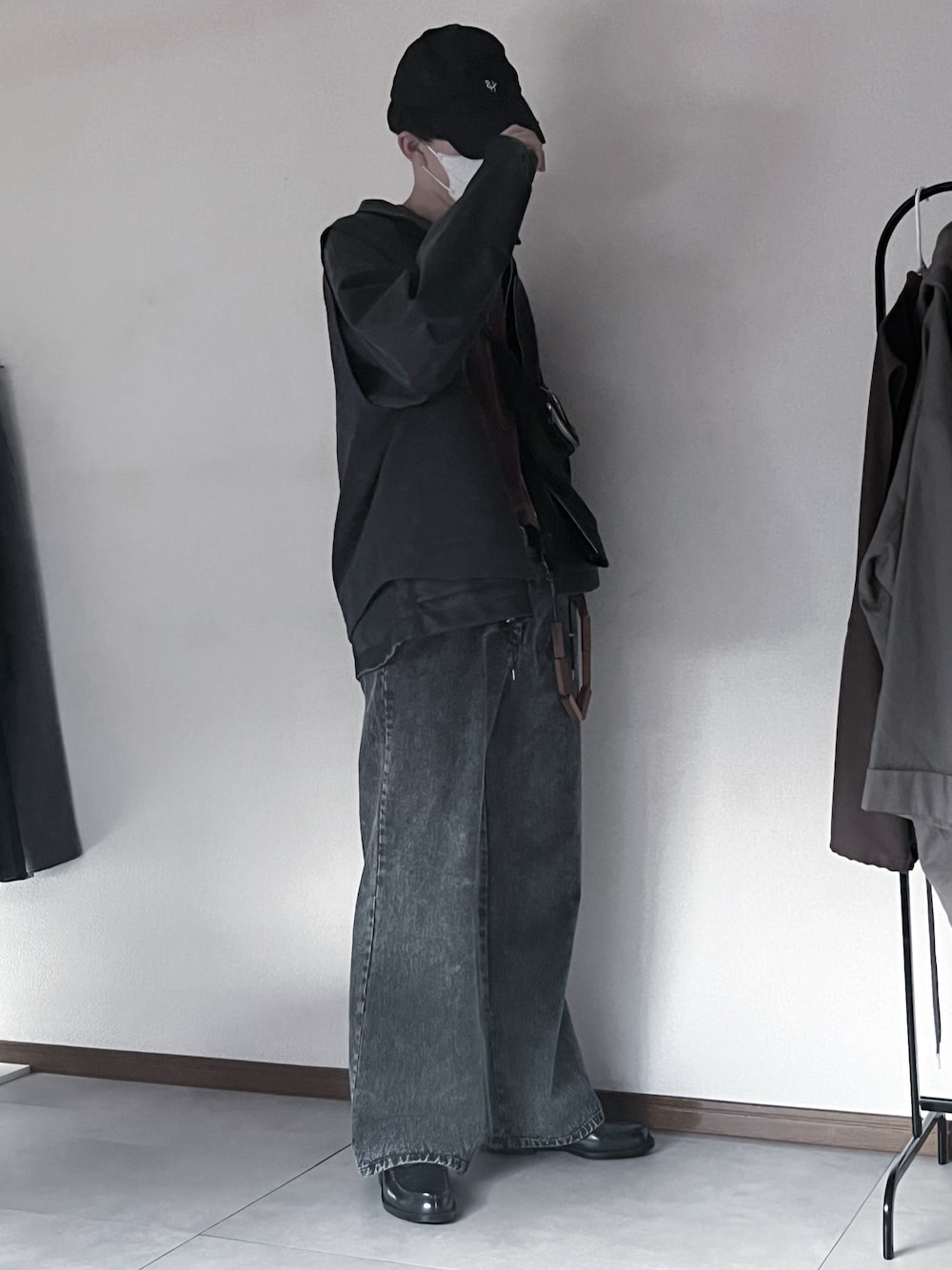 「秋服まるっと大公開、秋服準備はじめました、秋のコーデ、シンプルコーデ、モノトーン、きれいめカジュアル、ブルゾン、レザージャケット、ベスト、フレアデニム、ローファー、キャップ、WYM、CASPER JOHN、remer」｜「WYM LIDNMのSUPER FINE COTTON LOOSE FIT LS-TEE（Tシャツ/カットソー、ブラウン系）」を使った、恂さん（メンズ・184cm）の秋コーディネートの1枚目の写真
