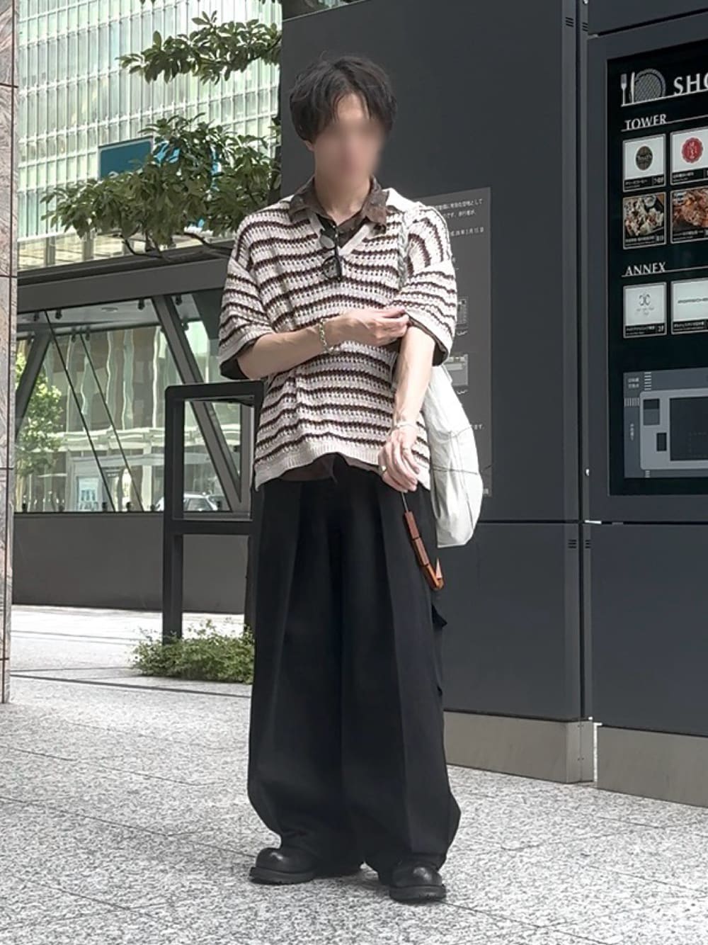 「夏ルックで気分アップ、スキッパーニット、透かし編みニット、レイヤードスタイル、ワイドパンツ、カーゴパンツ、シャツ、革靴、ショルダーバッグ、yoke、remagine、my beautiful landlet、Nanmo.、モード、モードストリート」｜「Nanmo.のTUCK WIDE CARGO PANTS/タックワイドカーゴパンツ（カーゴパンツ、ブラック系）」を使った、恂さん（骨格ストレート・メンズ・184cm）の夏コーディネートの1枚目の写真