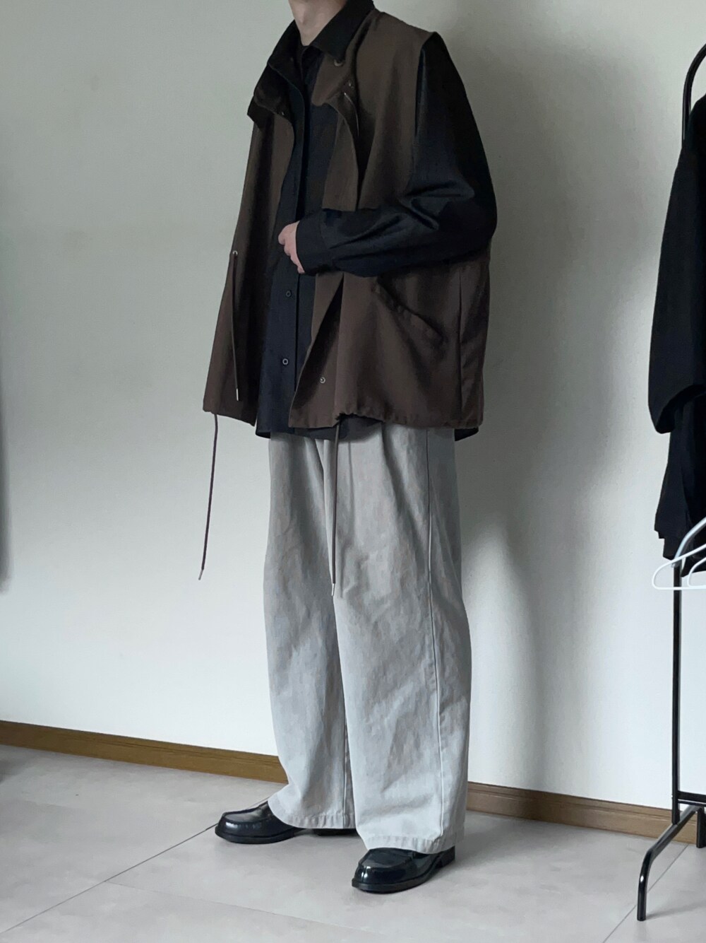 「秋服まるっと大公開、大人カジュアル、秋コーデ、シンプルスタイル、シャツコーデ、シャツ、ベスト、デニム、ローファー、remer」｜「remerのloose ZERO denim over shirt / ルーズゼロデニムオーバーシャツ (22AW)（シャツ/ブラウス、ブルー系）」を使った、恂さん（メンズ・184cm）の秋コーディネートの1枚目の写真