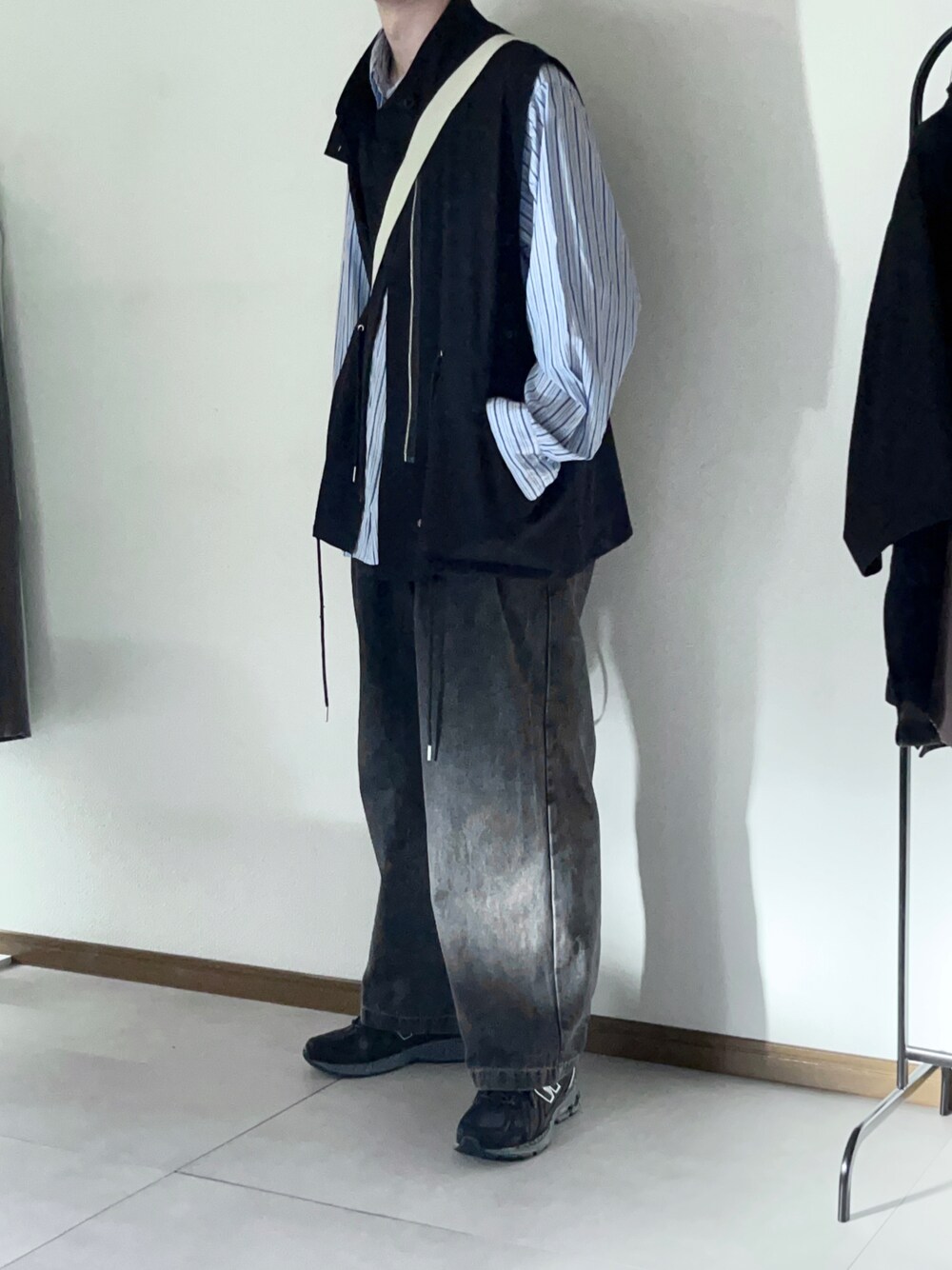 「秋服まるっと大公開、秋のコーデ、レイヤードスタイル、初秋コーデ、シャツ、ベスト、デニム、CASPER JOHN、remer、ニューバランス」｜「CASPER JOHNのHard workers shirts/ハードワーカーズシャツ（シャツ/ブラウス、ブルー系）」を使った、恂さん（メンズ・184cm）の秋コーディネートの1枚目の写真