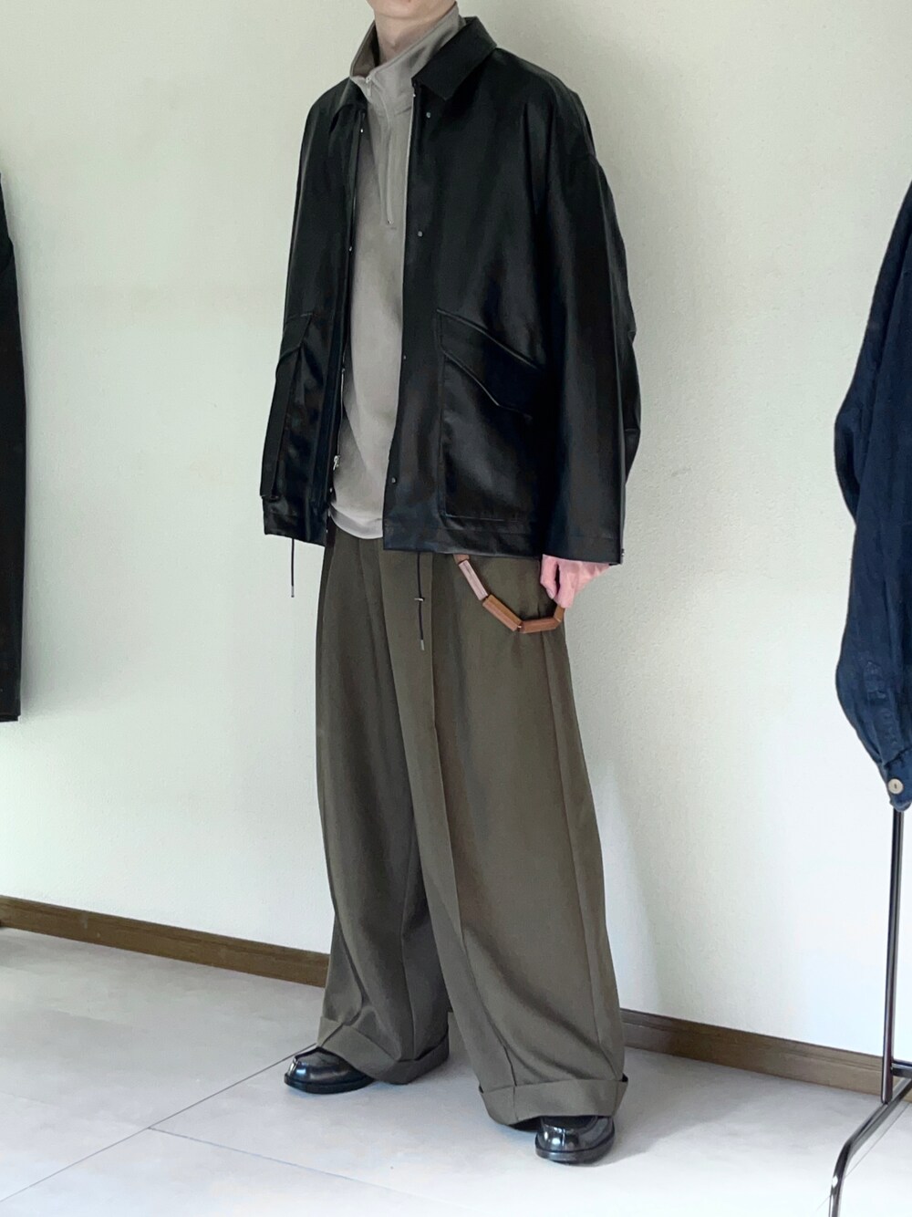 「秋服まるっと大公開、大人カジュアル、秋コーデ、レザージャケット、ハーフジップ、スウェット、スラックス、ローファー、WYM、CLEL、CASPER JOHN」｜「WYM LIDNMのFAUX LEATHER MILITARY BLOUSON（ブルゾン、ブラック系）」を使った、恂さん（メンズ・184cm）の秋コーディネートの1枚目の写真