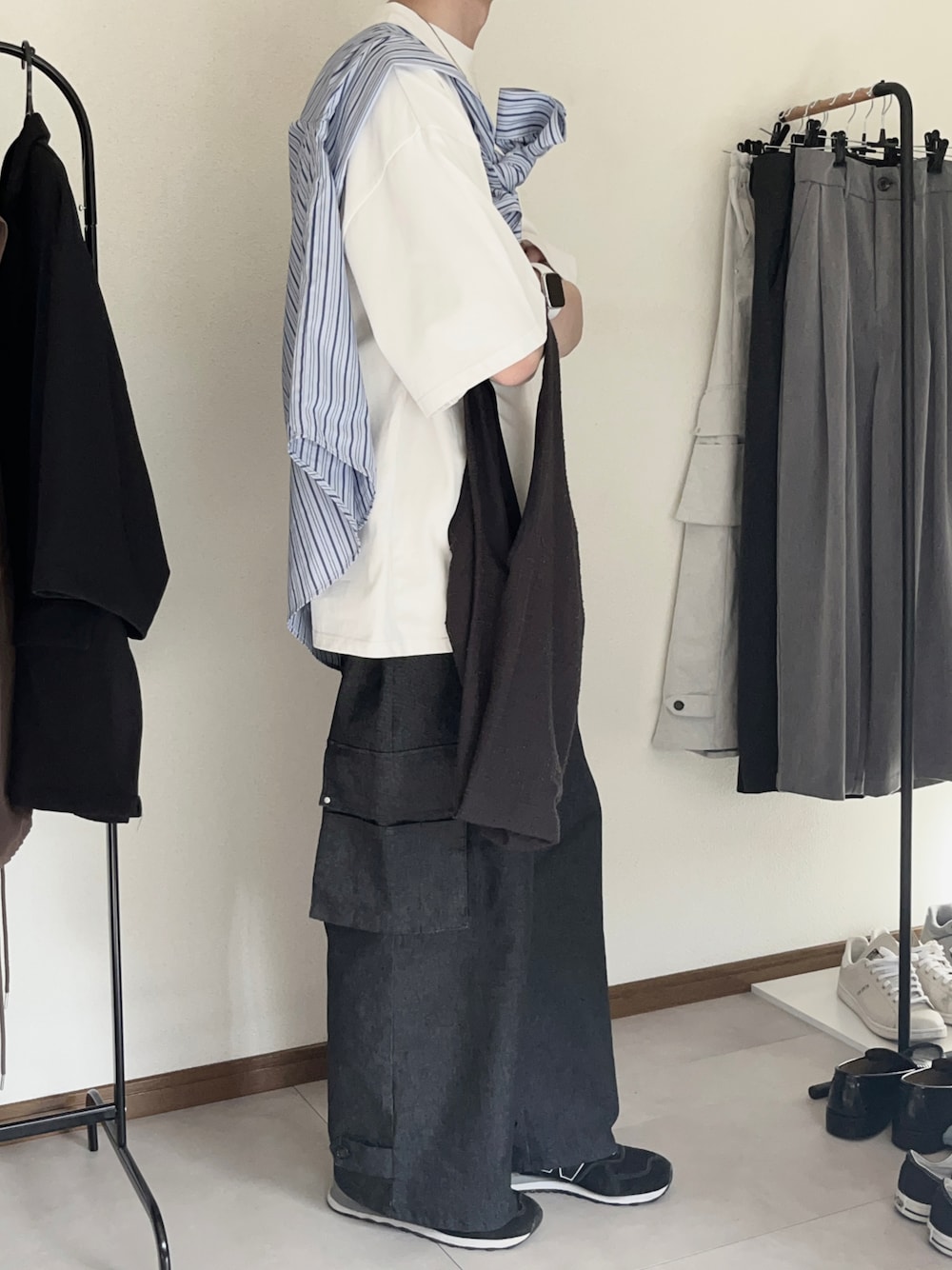 「夏コーデ、シンプルスタイル、モノトーンコーデ、おしゃれさんと繋がりたい、remer、CASPER JOHN、LIDNM、ニューバランス」｜「remerのloose basic Tee / ルーズベーシックT（Tシャツ/カットソー、グレー系）」を使った、恂さん（メンズ・184cm）の夏コーディネートの1枚目の写真
