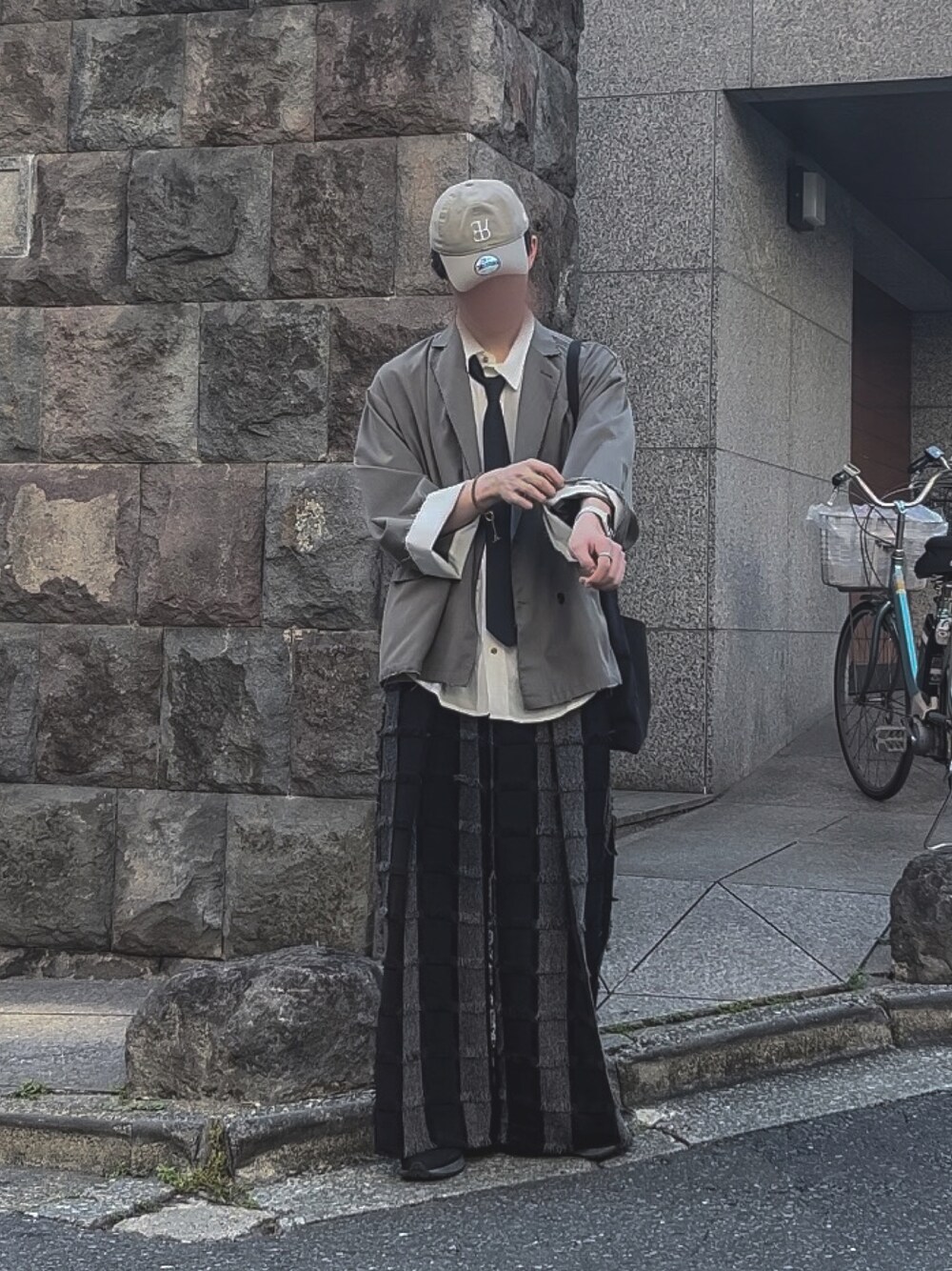「レイヤードスタイル、夏コーデ、シャツ好き集まれ、ootd、お出かけコーデ、半袖シャツ、トートバッグ、ジャケット、キャップ、スニーカー、ネクタイ、アースカラー、CASPER JOHN、remer」｜「remerの【remer × NEWERA】9TWENTY ニューエラコラボキャップ（キャップ、ベージュ系）」を使った、恂さん（メンズ・184cm）の夏コーディネートの1枚目の写真