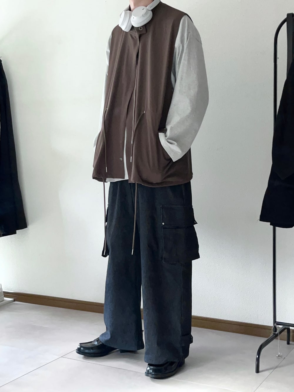 「シンプルコーデ、秋コーデ、ミリタリー、くすみカラー、大学生、WYM、CASPER JOHN」｜「INTER FACTORYのファッションインフルエンサー yuuki - High neck military vest / ハイネックミリタリーベスト　made in INTER FACTORY（ベスト、ブラウン系）」を使った、恂さん（メンズ・184cm）の秋コーディネートの1枚目の写真