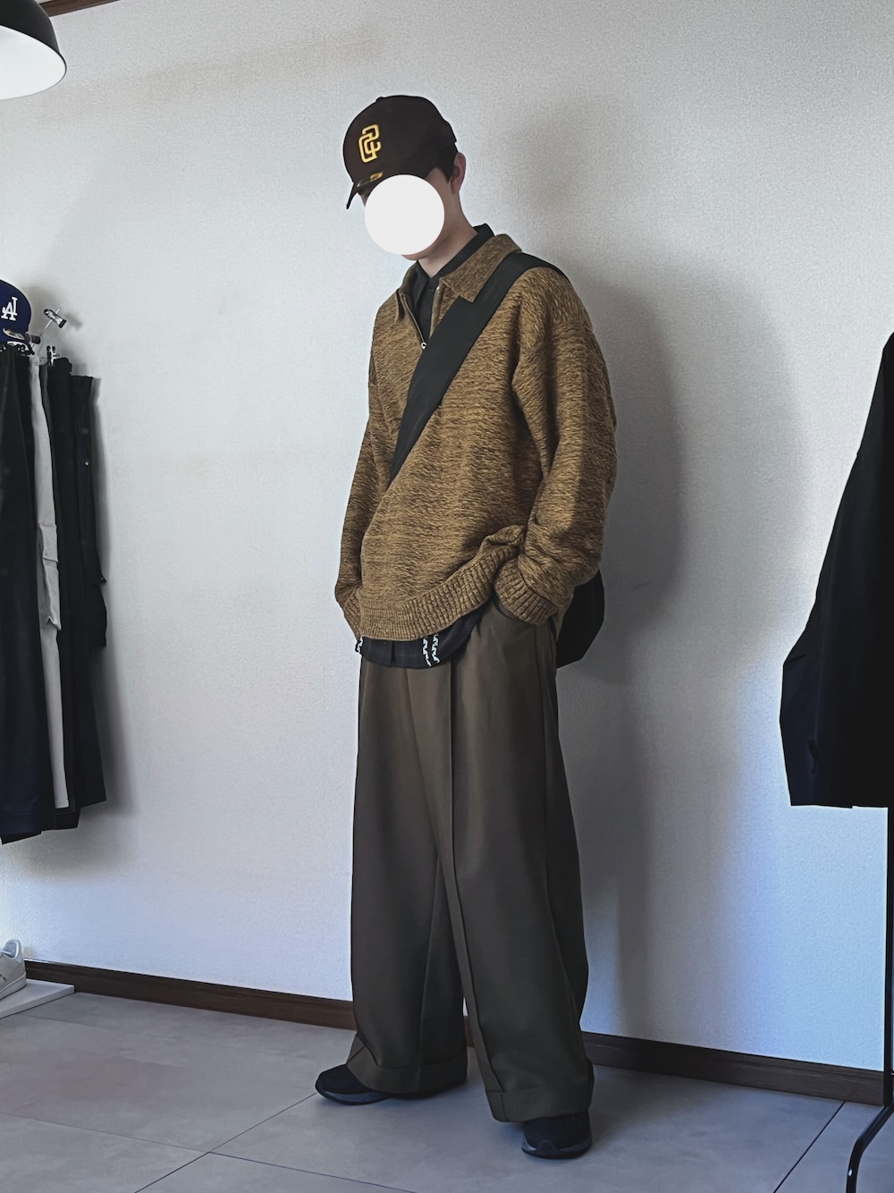 「重ね着ベストシーズン、WEARyouthコーデ、秋服、レイヤードスタイル、アースカラー、キャップ、シャツ、ニットポロ、スラックス、スニーカー、CASPER JOHN、soerte、New Balance、NEW ERA、SINSS」｜「CASPER JOHNのアイテム（シャツ/ブラウス、ブラック系）」を使った、恂さん（メンズ・184cm）の秋コーディネートの1枚目の写真
