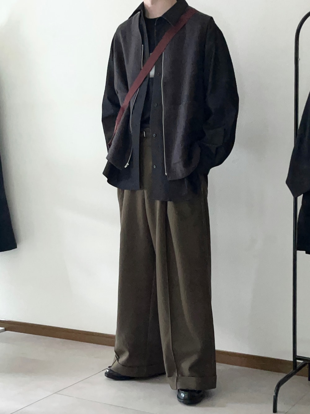 「秋コーデ、シンプルコーデ、きれいめカジュアル、アースカラー、シャツ、スラックス、CASPER JOHN、LIDNM、remer、UNIQLO、お洒落さんとつながりたい」｜「remerのloose shadow graphic over Tee / ルーズシャドーグラフィックオーバーT（Tシャツ/カットソー、ブラック系）」を使った、恂さん（メンズ・184cm）の秋コーディネートの1枚目の写真